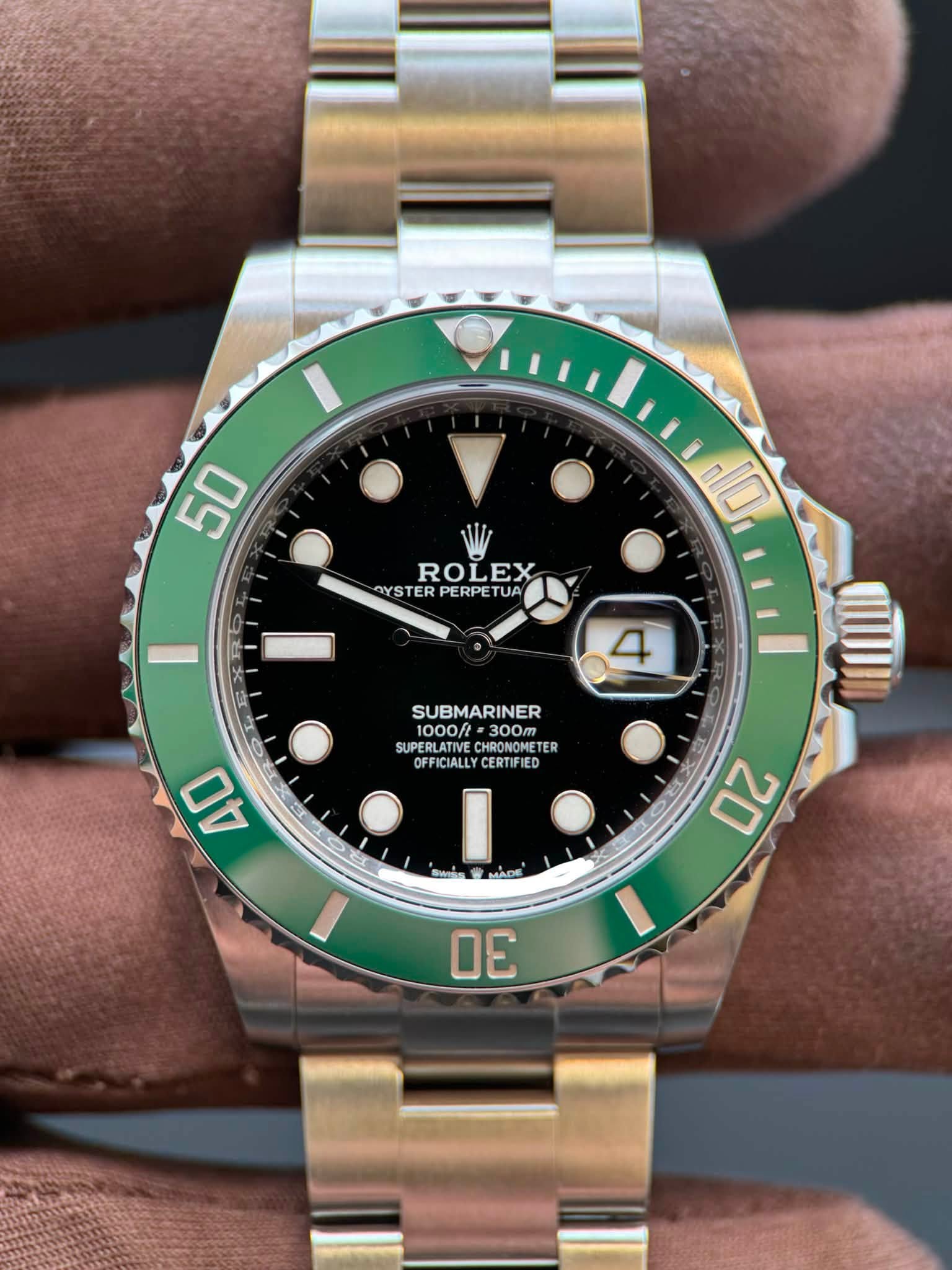 May be an image of wrist watch and text that says '50 ROLEX OYSTER PERPETUA YSTERPERPETUA PERPE TUA 10 環 4 SUBMARINER 1000/t 300m SUPERLATIVE CHRONOME TER OFFICIALL…