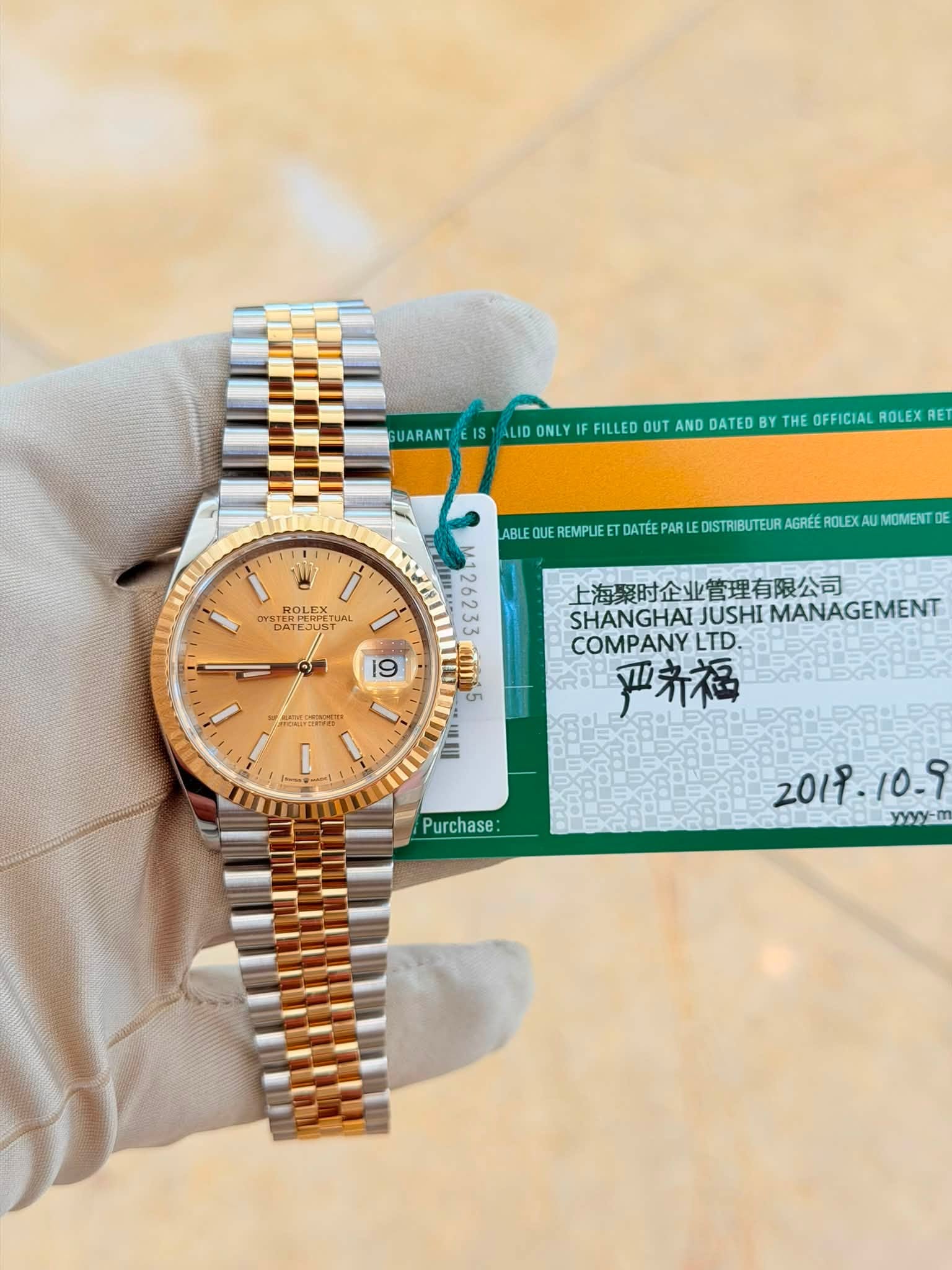 May be an image of wrist watch and text that says 'UARANTEIS IS ALID ONLY IF FILLED OUT AND DATED Y THE OFFICIAL ROLEX WWWTECOFOTOTRETETETEE RET ROLEX ROLE TUAL עבה DAT DATESUS…