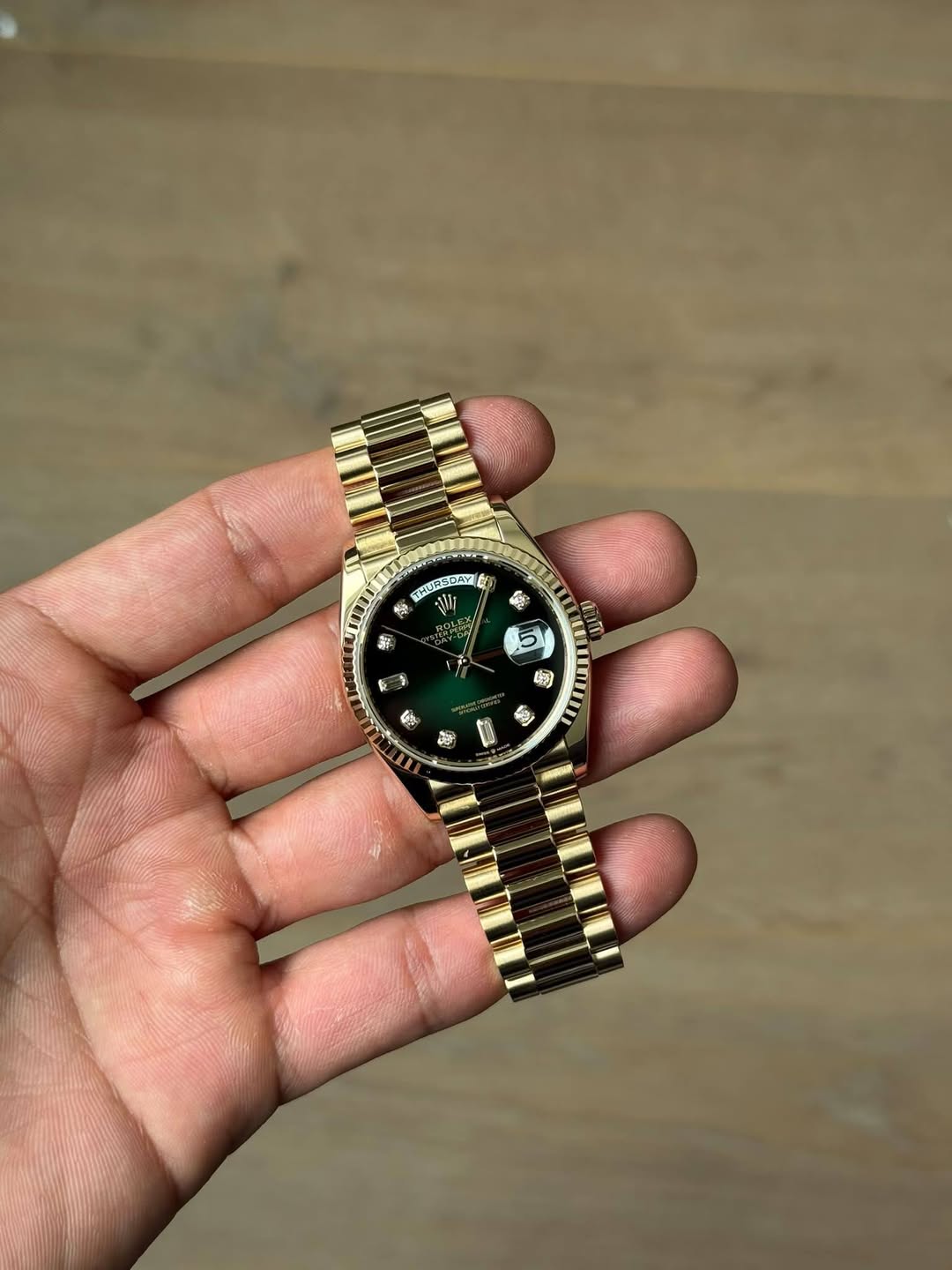May be an image of wrist watch and text that says 'THURSBAY F HURS ชุม 吉 اه 뽀 開 ب ز2ا ه'