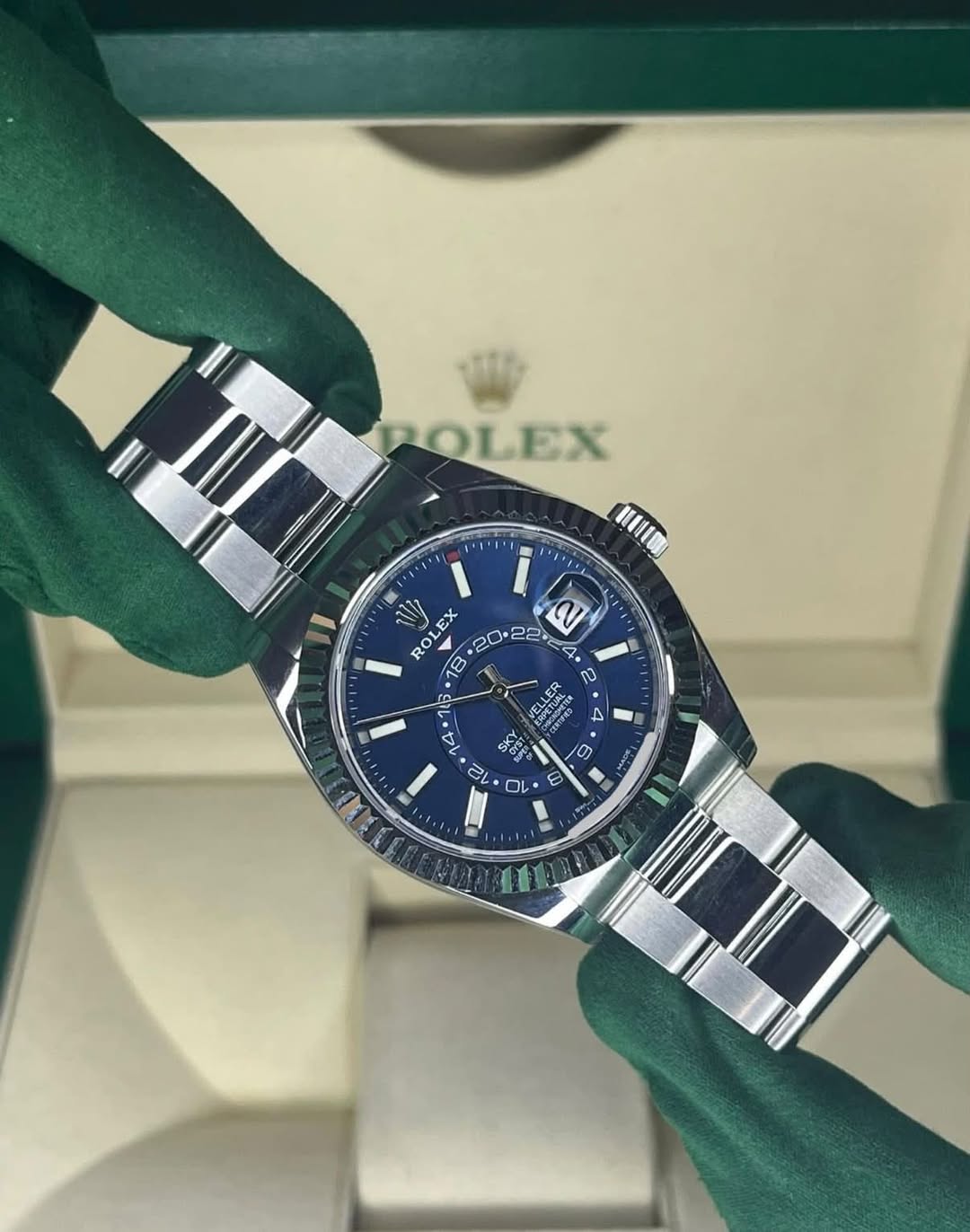 May be an image of wrist watch and text that says 'POLEX 日前 0 လ ማ 4. ನಿి EX RO ح 14 2 ገ A တ שם E n 0 IU'