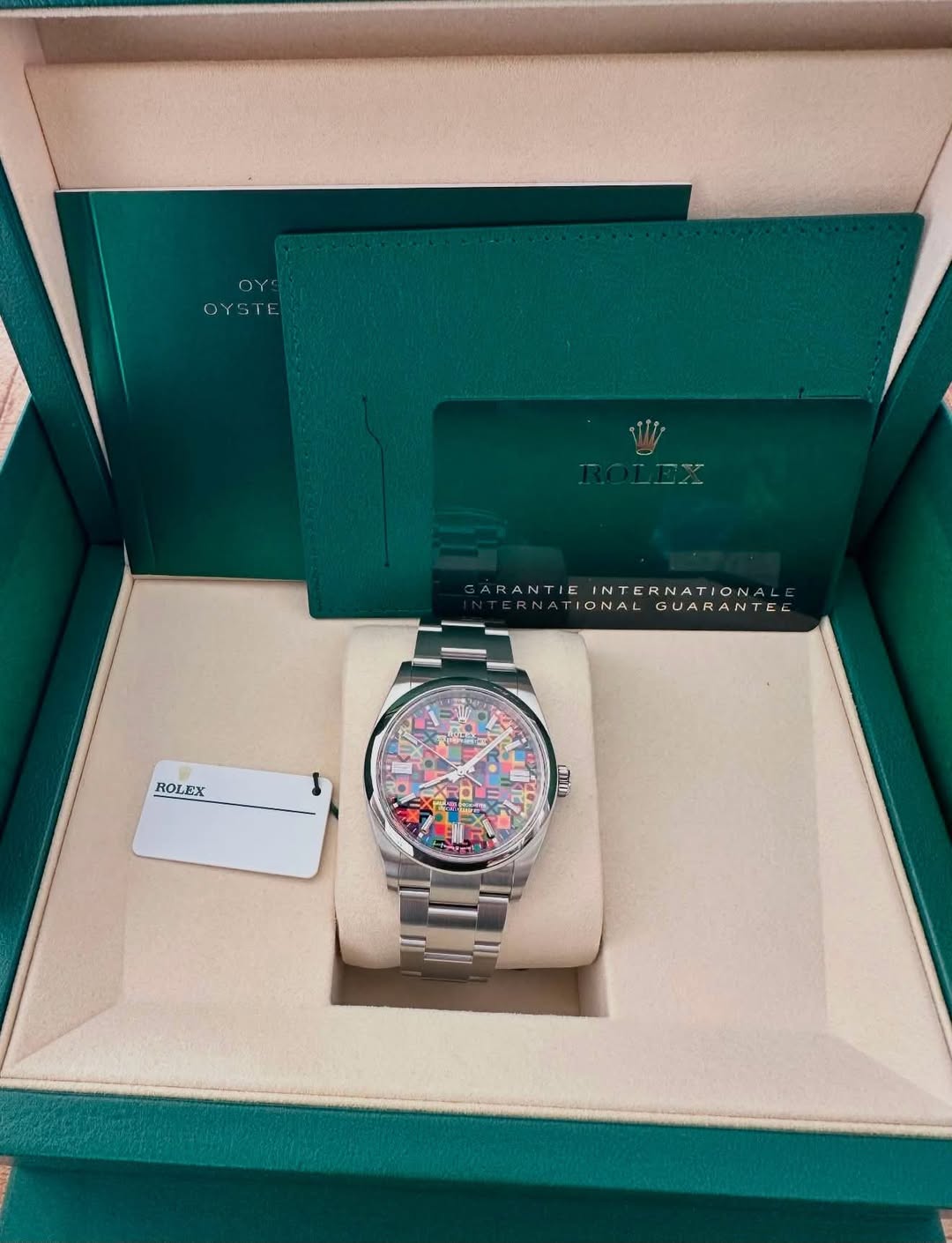May be an image of digital watch and text that says 'OYS OYSTE eT - ARANTIE RANTIEINTERNATIONALI ATIONALGUARANTEE IONAL GUARANTEE INTERNATIONA וכן 平ー式 ROLEX'