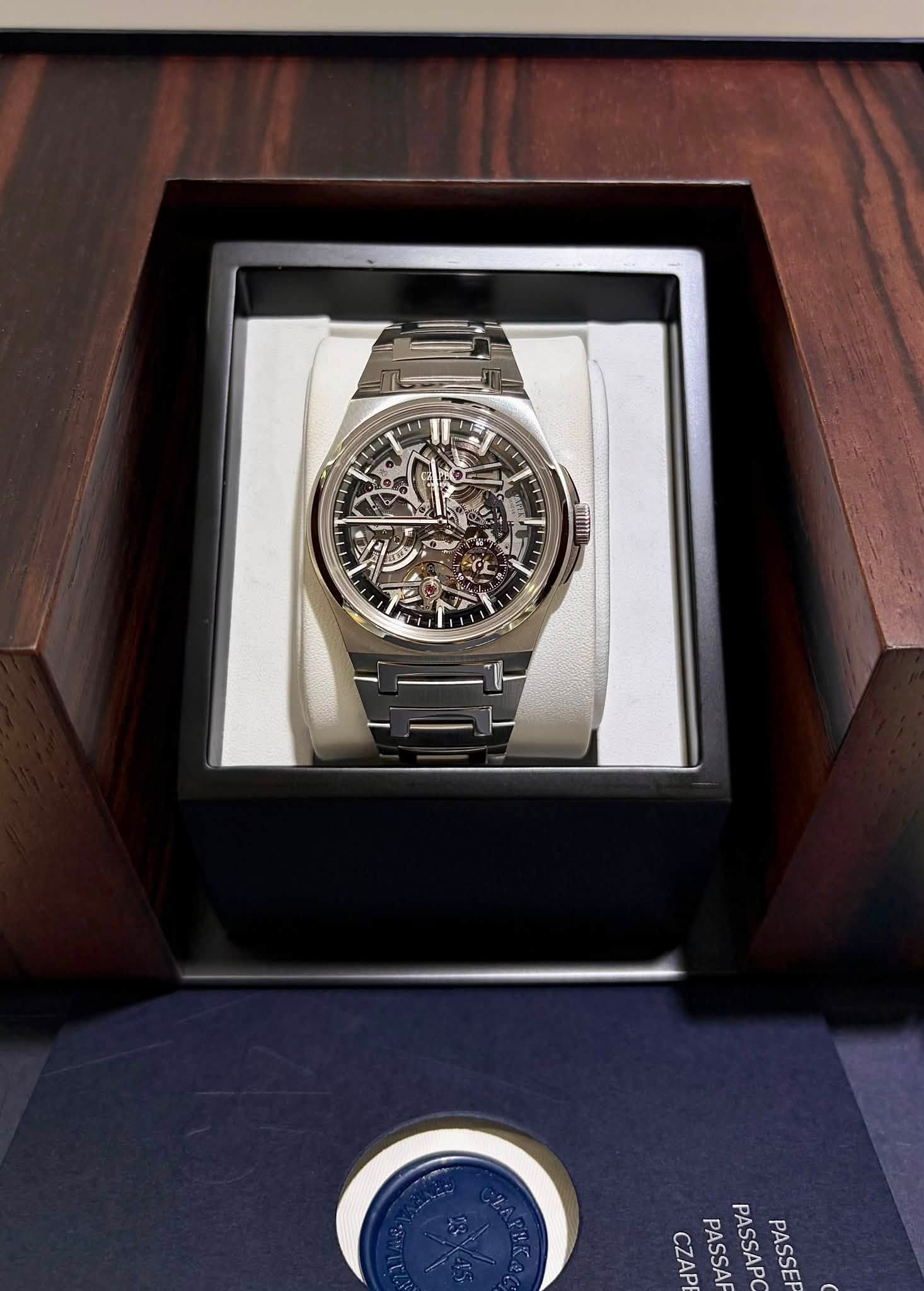 May be an image of wrist watch and text that says '11 FiTMi CZAP PASSAR PASSAPO PASSE'