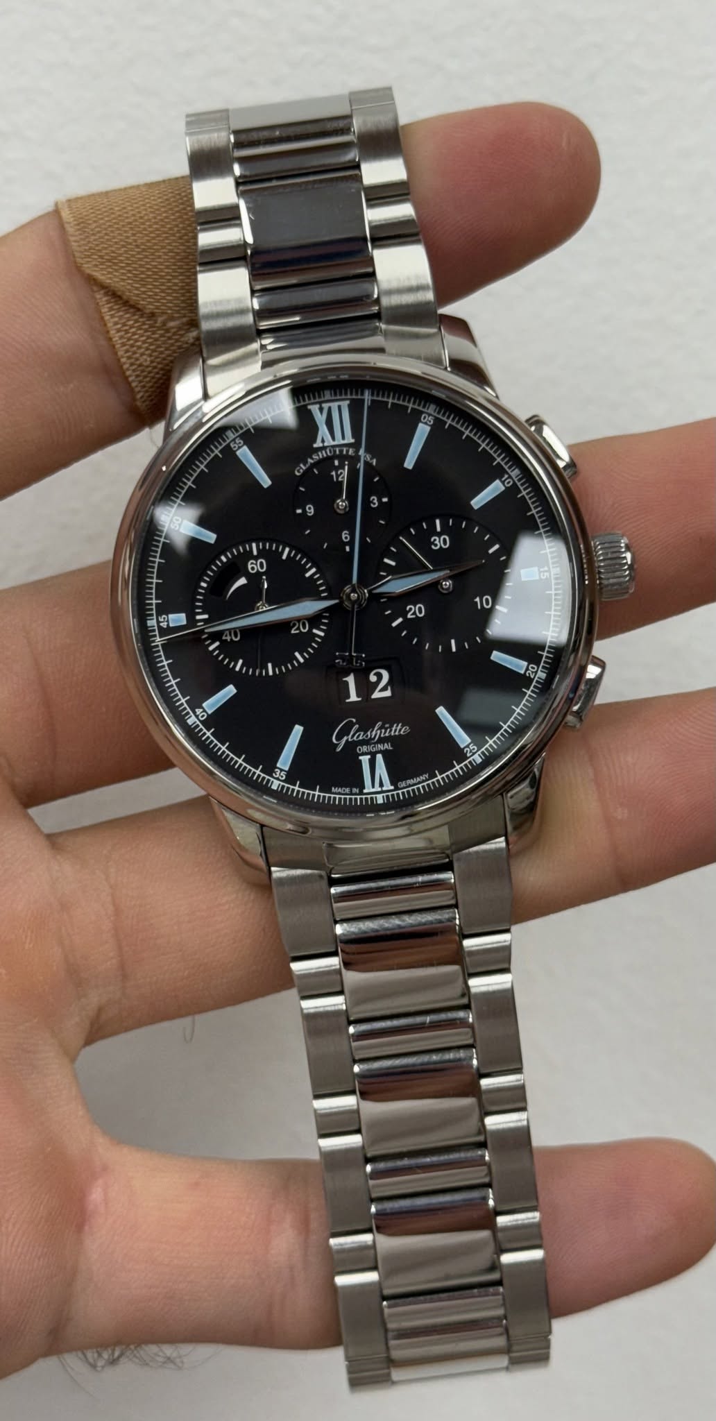 May be an image of digital watch and text that says 'XII سفة 20 ل 20 10 m E ዘል 12 shutie IA S N ん መ'