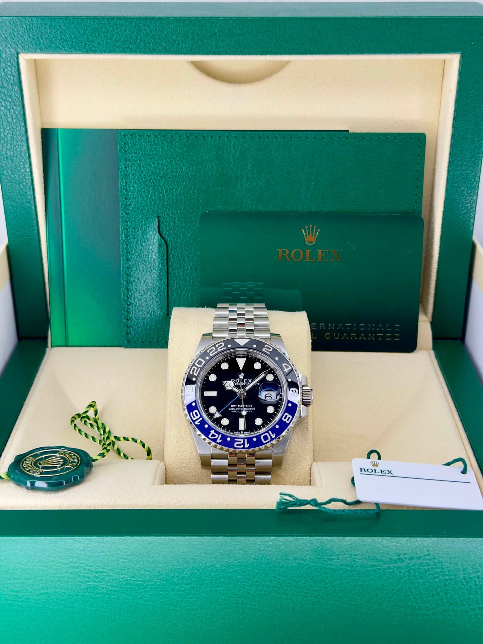 May be an image of wrist watch and text that says ' I 16 14 6 R 6 E n 8 10 12 ROLEX ROI'