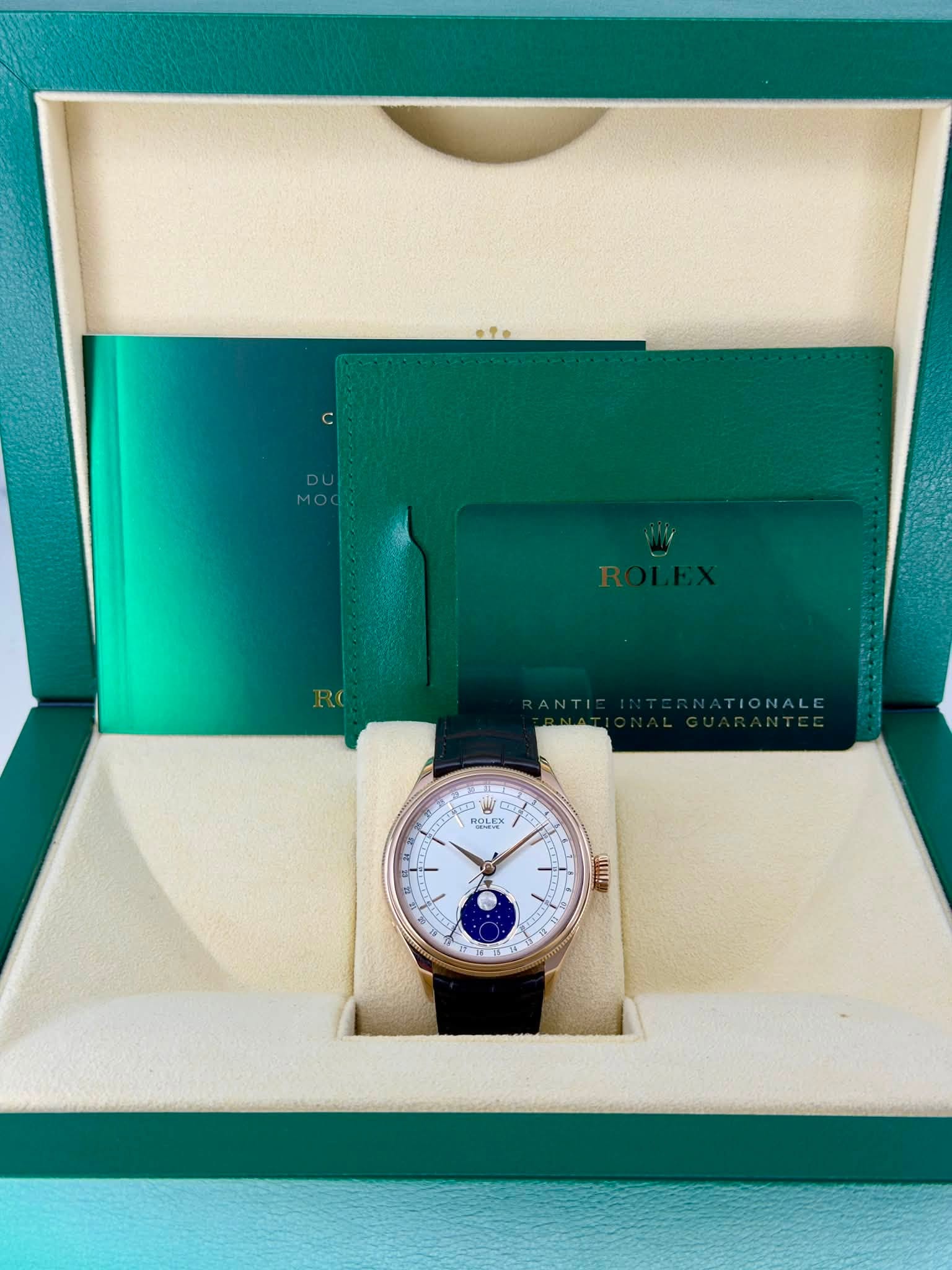 May be an image of wrist watch and text that says 'TIONALC ROLEX JWA'