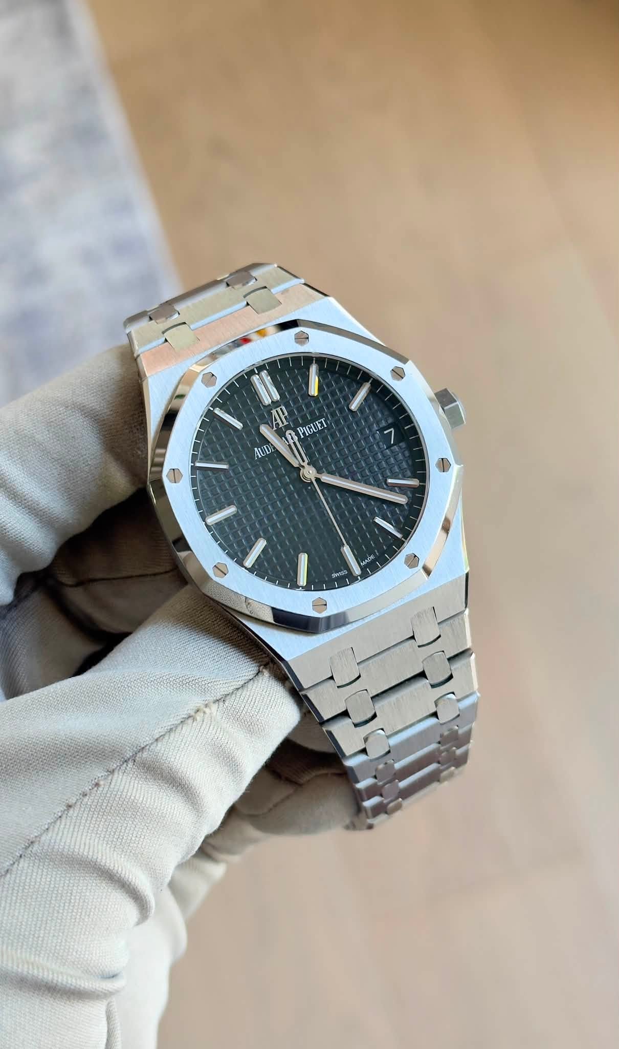 May be an image of wrist watch and text that says 'AP PIGUET LUD hU ٧ C'