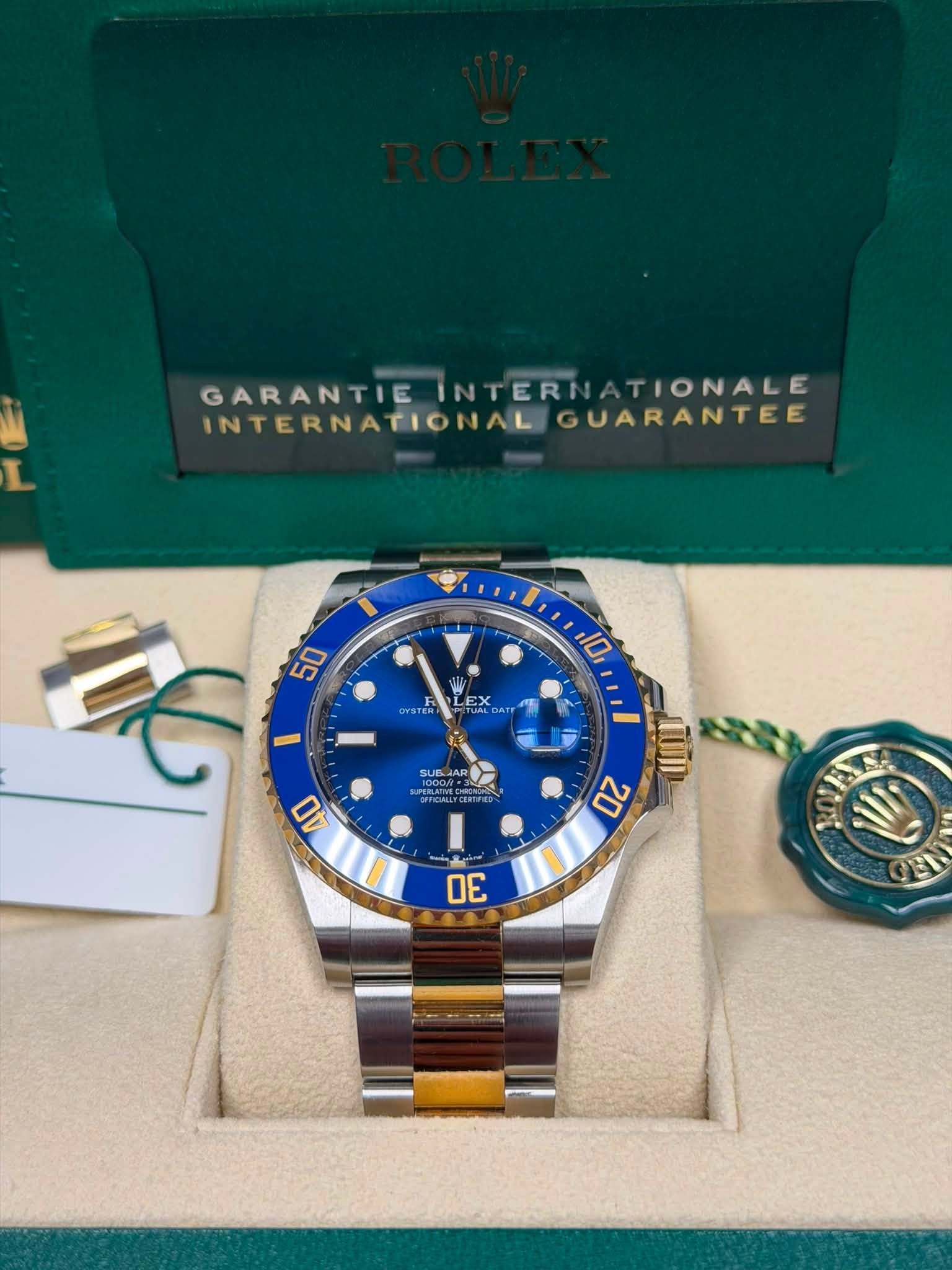May be an image of wrist watch and text that says 'INTERNATIONALGUARANTEE GARANTIE INTERNATIONALE GARANTIEINTERIATIONALE ERI TIONALE INTERNATIONAL TIONAL GUARANTEE INTERNA 50 10 CN…