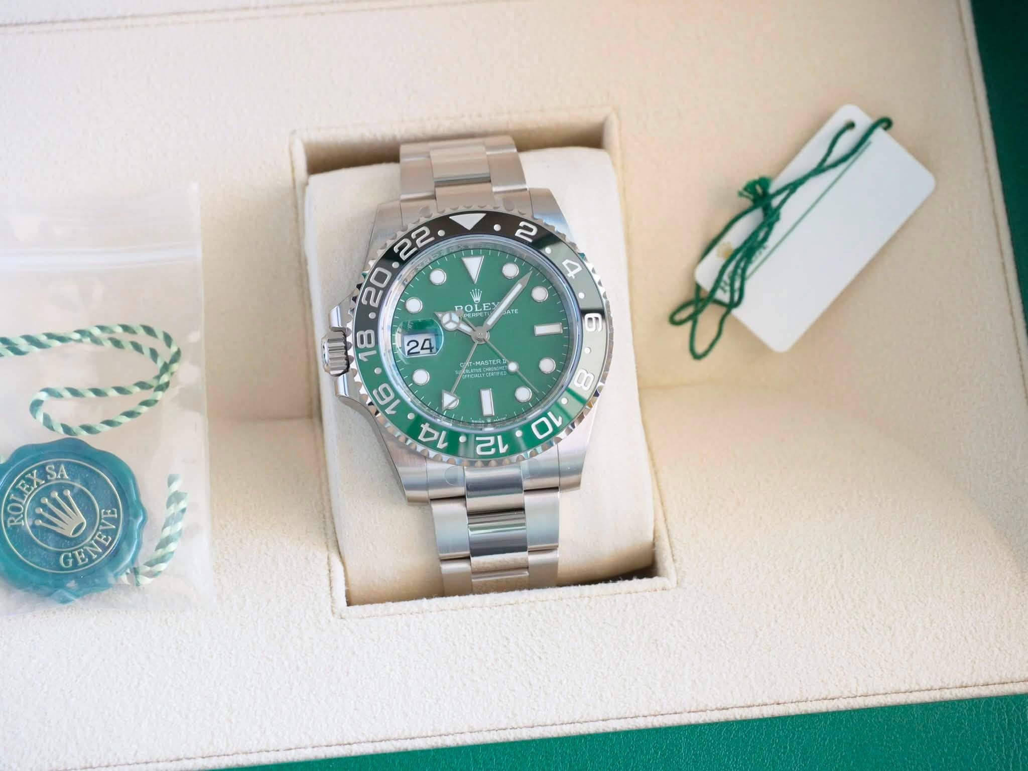 May be an image of wrist watch and text that says '2 4 POLE SaTE LI 18 16 14 MASTUR me 8 己 10 OLEX EX XEI SA W GRITELD NEVE'