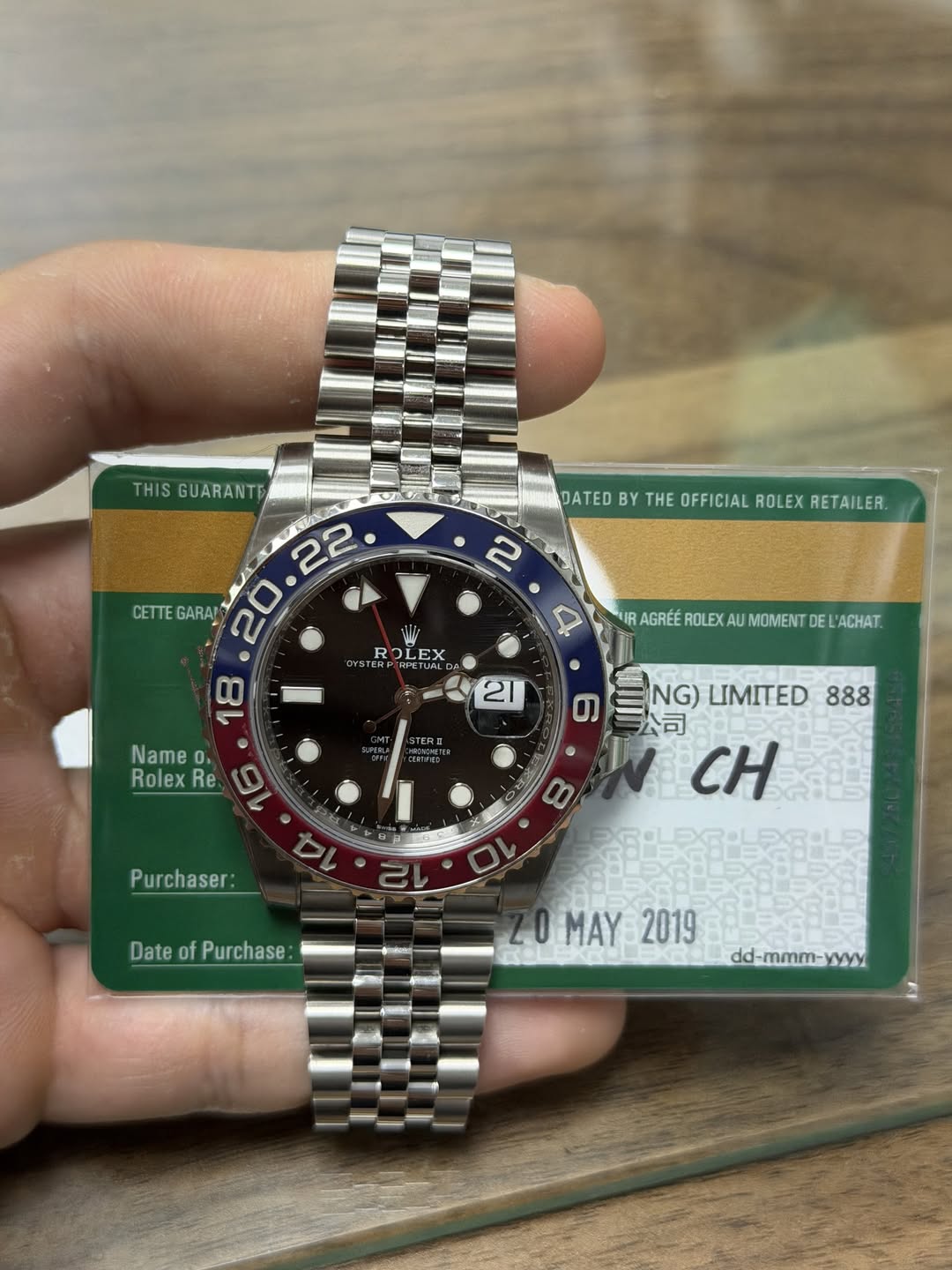 May be an image of wrist watch and text that says 'THIS GUARANTE DATED DATEDBYTHEOFFICIALAOLEXETAE BY THE OFFICIAL ROLEX RETAILER. 2 22 CETTE GARA 20 8 R ROLEX LEX STER ER FETUAL…