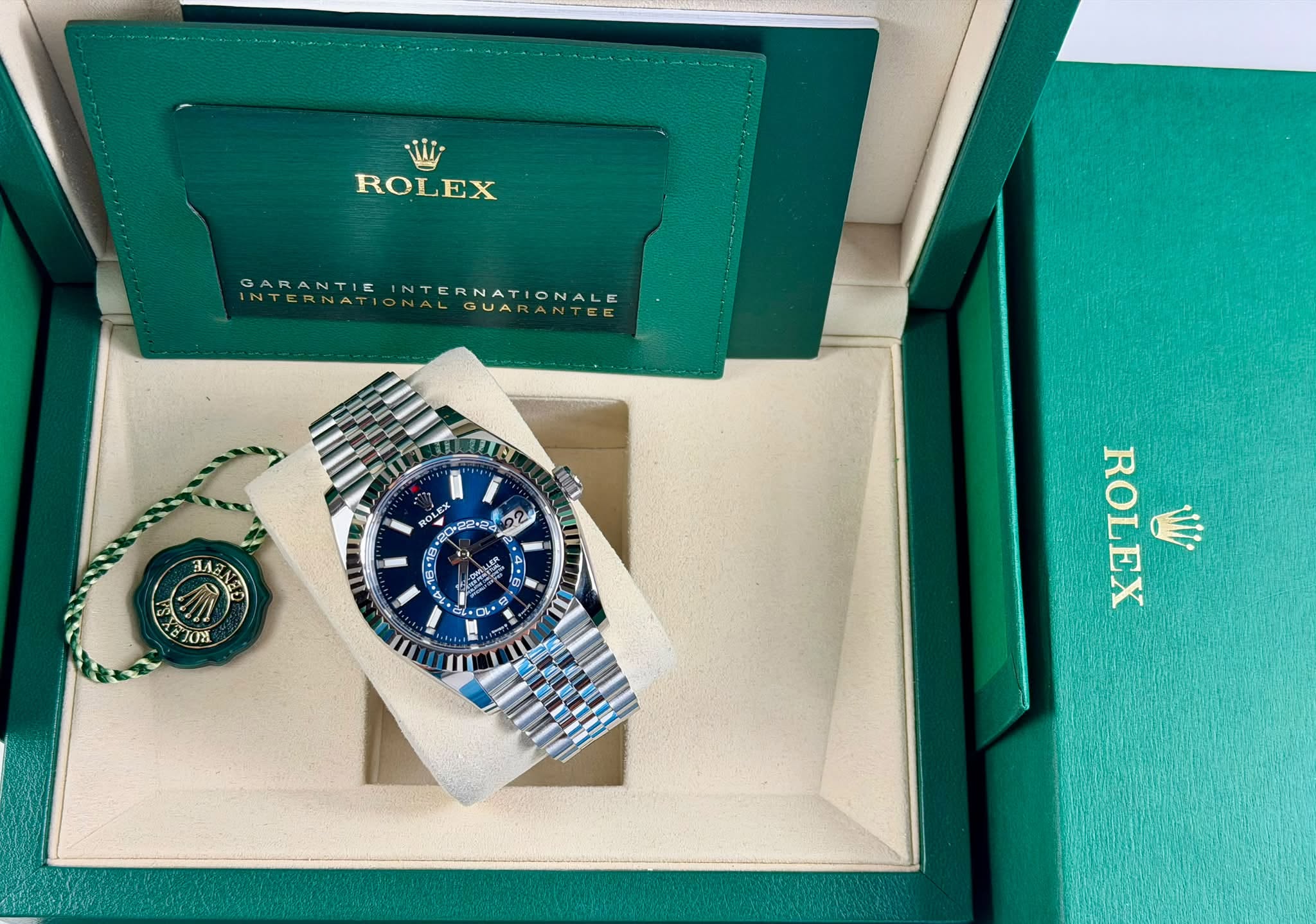 May be an image of wrist watch and text that says 'ROLEX GARANTIE INTERNATIONALE ARANTIINTERNATIONALE INTERNA INTERNATIONALQUARANTER INTERNATIONTERNATIONALE 讓恩風是 LA ๕0 OL 02210…