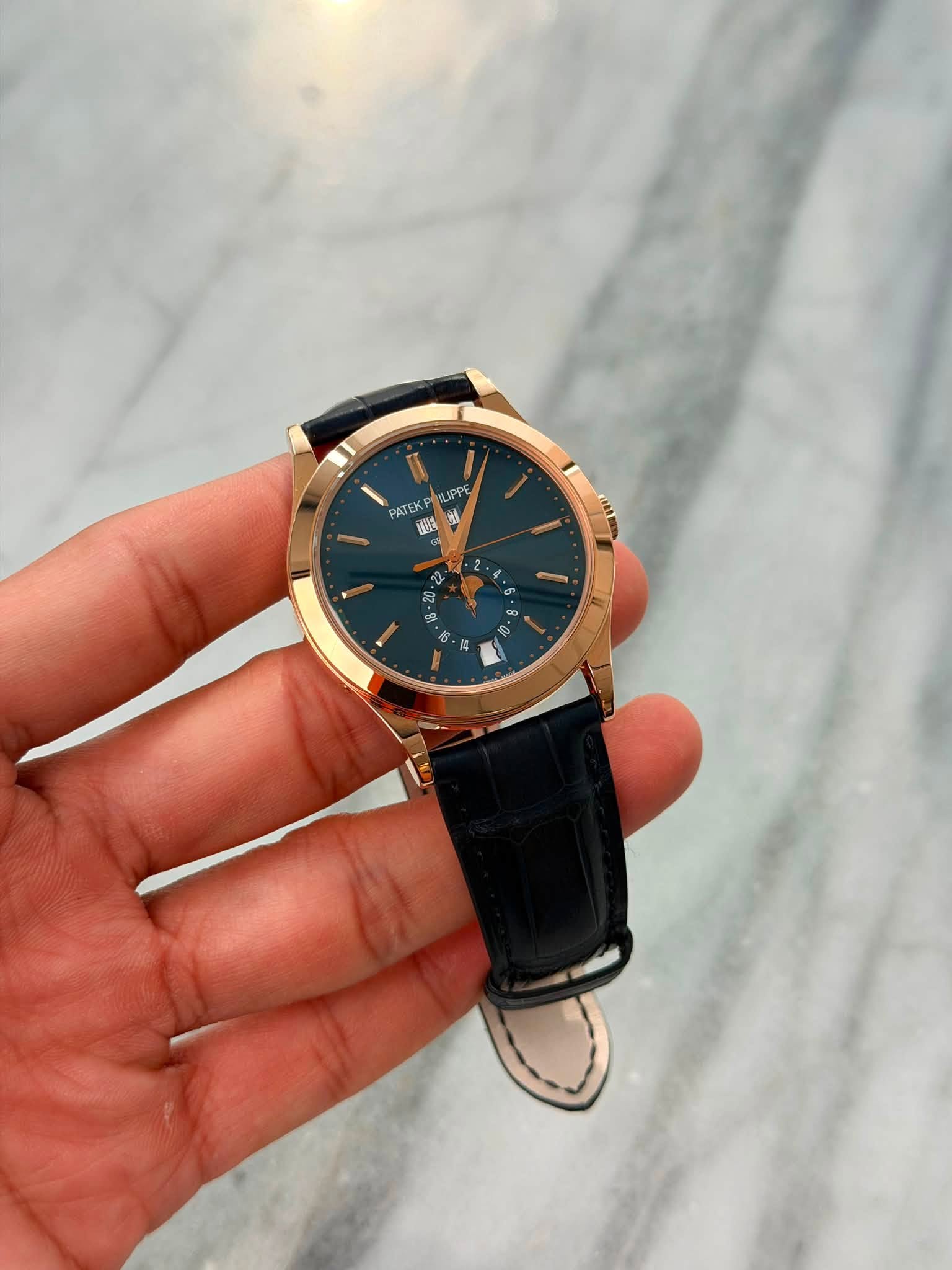 May be an image of wrist watch and text that says 'JPPE PATEK 種 2 • 09 زی c0'
