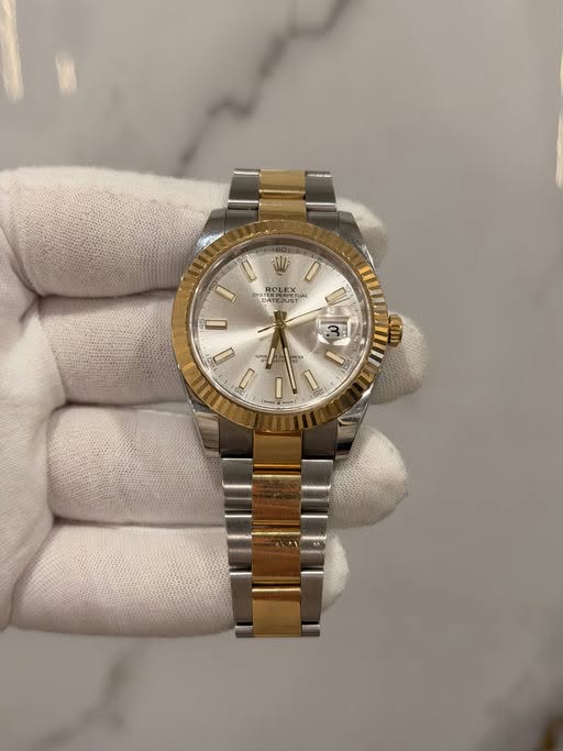 May be an image of wrist watch and text that says 'W ROLEX DATESUST نن T I MIII 0 0'