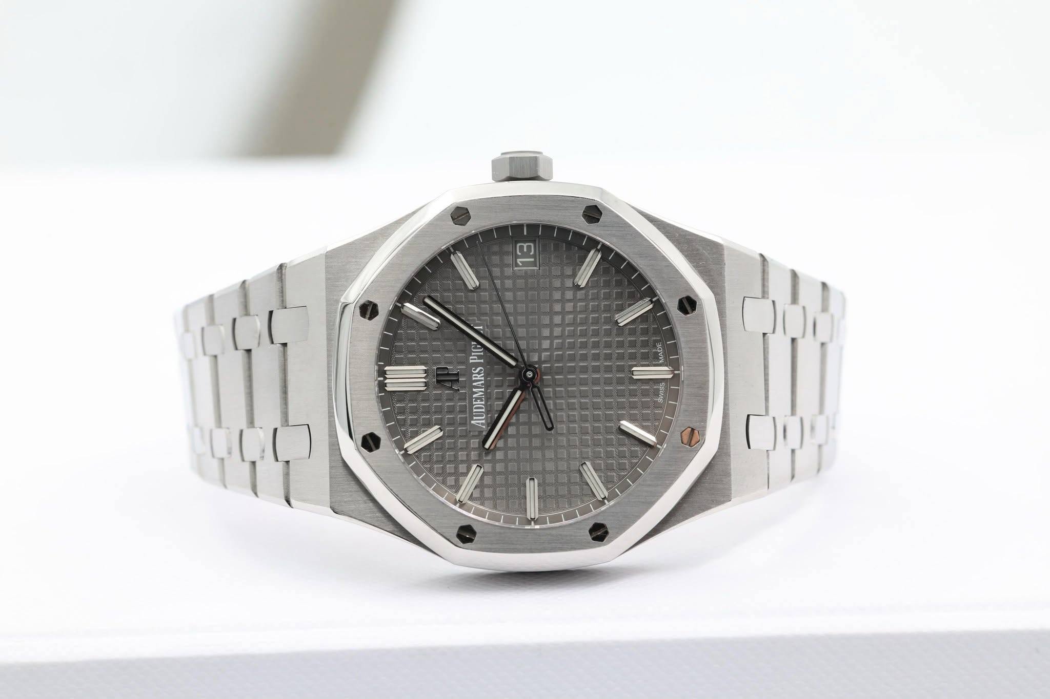 May be an image of wrist watch and text that says '13 w PIC 都力 AUDEMARS AU I I'