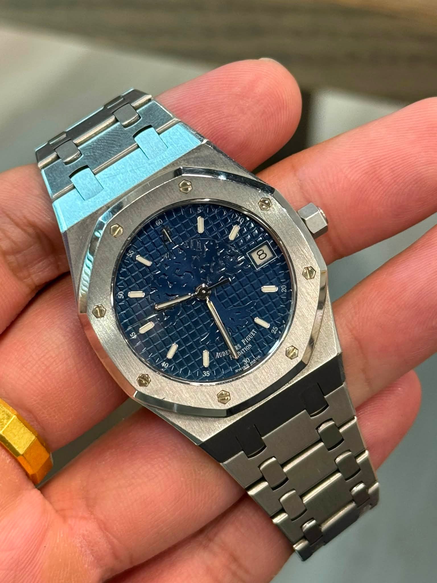May be an image of wrist watch and text that says ' HUĐi 40 PIGUET S DATION 30 હે'