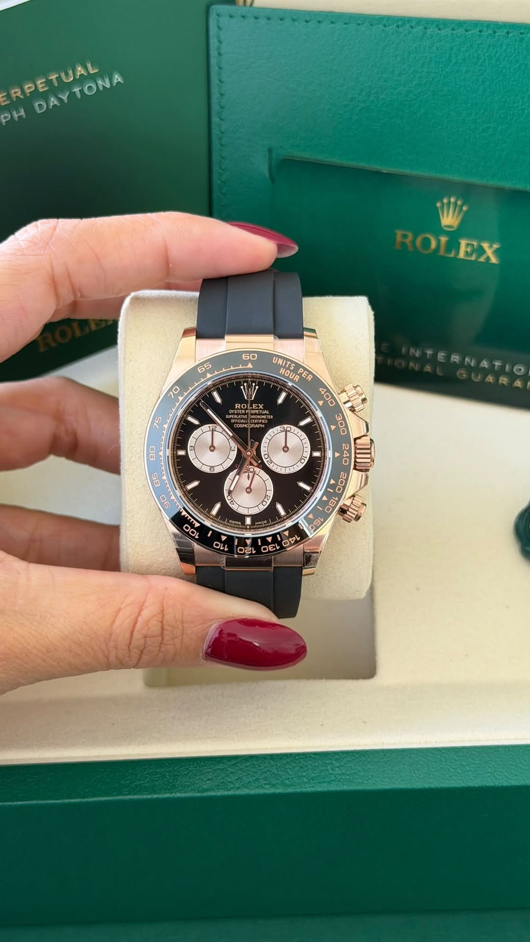May be an image of wrist watch and text that says 'RPETUAL DAYTONA DAYTONA OLEX 60 65 70 CYSTIE" LEX uTAM EX کل su UNITS HOUR PER 400 300 DP記 200 200 ធ 180 09 C PO רכי ب 32 "σο…