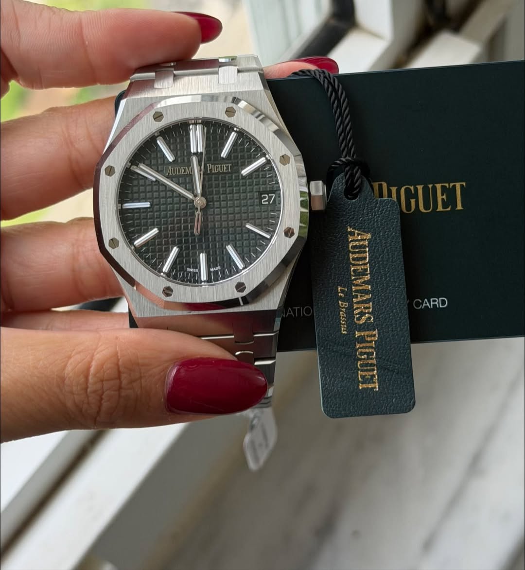 May be an image of wrist watch and text that says 'AUDEM PIQUET 27 LIGUET انسای ARD'