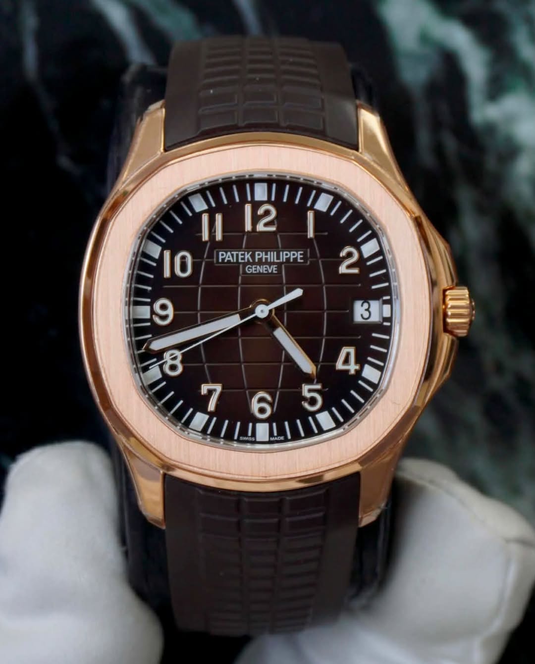 May be an image of wrist watch and text that says 'II |12 12 I 10 PATEK PATEKPHILIPPE PHILIPPE GENEVE 2 9 d ILI'