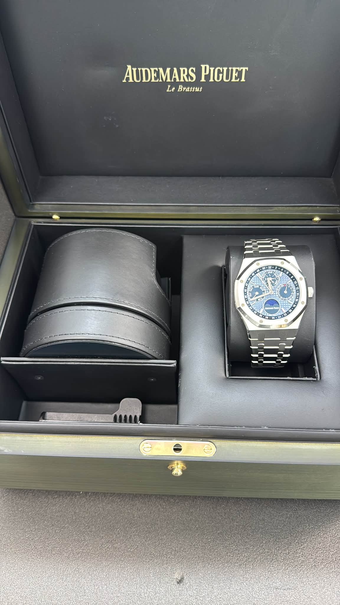May be an image of wrist watch and text that says 'AUDEMARSPIGUET AUDEMARS PIGUET Le Brassus 080 O ΛΛΛΟ'
