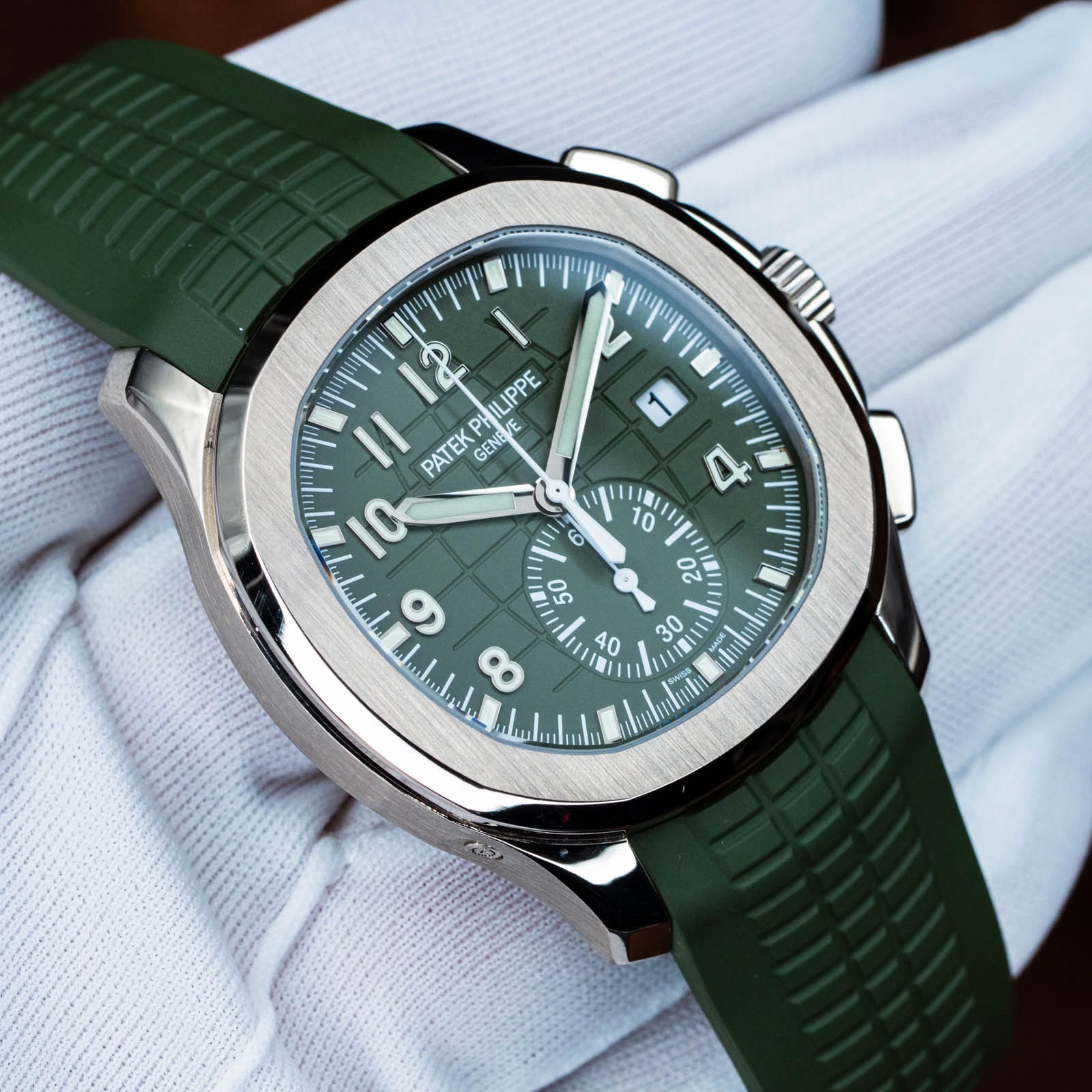 May be an image of wrist watch and text that says 'ויייייין 伊 5 7 LIPPE I1 PH PATEK PATEKPH GENEV EVE VE GENE a ጥግሥ 9 1 4 Tnnhhn 9 11番 天 00 سا'