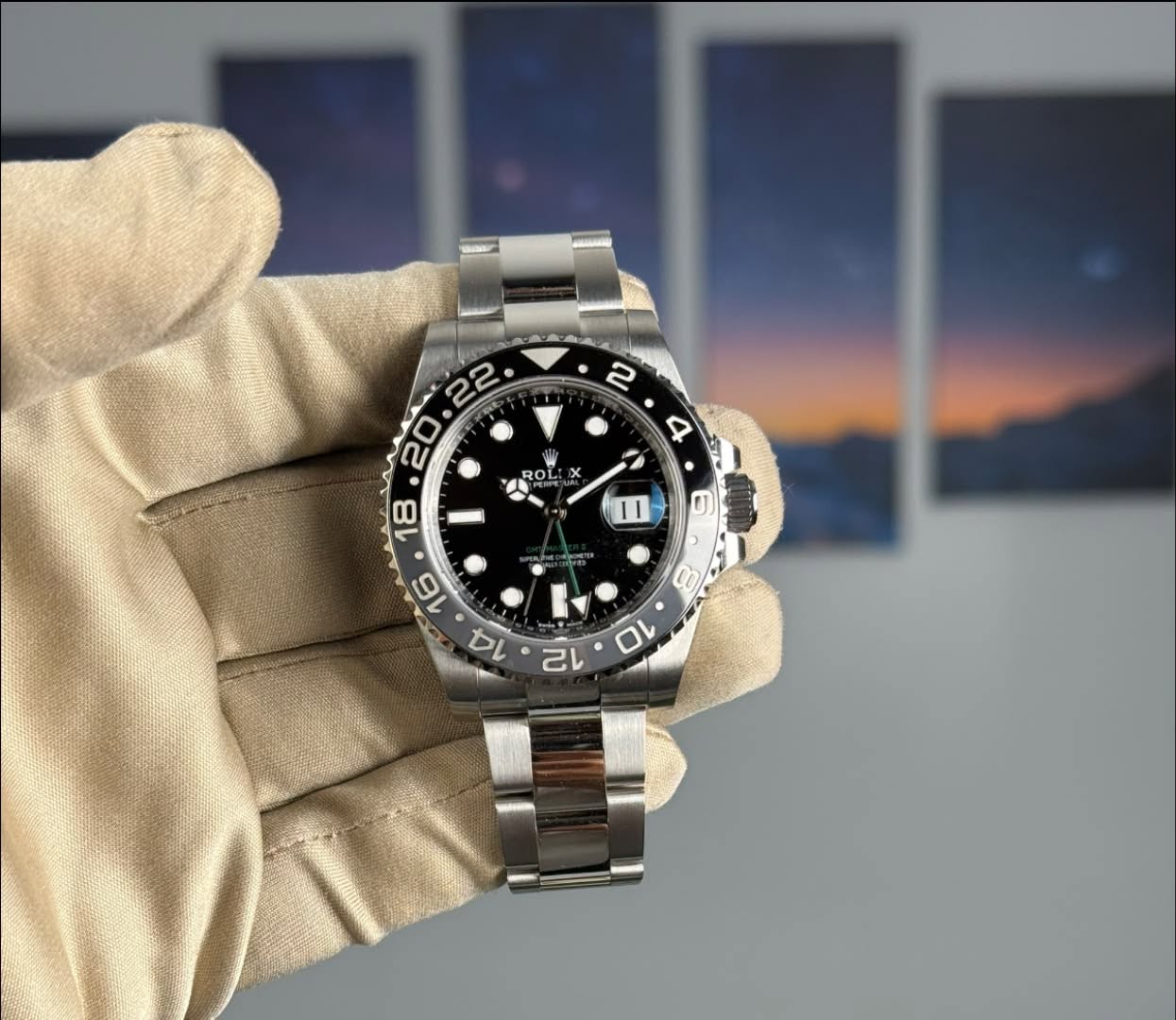May be an image of wrist watch and text that says '2 4 ROL x I1 8 T 12 10'
