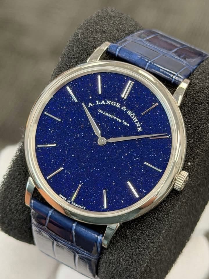 May be an image of wrist watch and text that says 'II I A LANGE& LA LANGE GLASHOTTE ÓLASHÜTTE οεAοκότηα ぶ SSA SÖHN i 12 N DERMANY NumI'