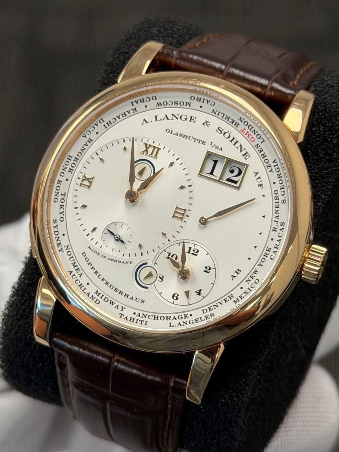 May be an image of wrist watch and text that says 'ιναρα MOMOOW ινο νοονα KHo4ИKR A. A.LANGE иA GLASHUTTE & NN XII I/SA SOHNE SÖHNE ου TNA +0 五〇イ o ا oxxo4 义 12 AUE R.JANEIRO ας…