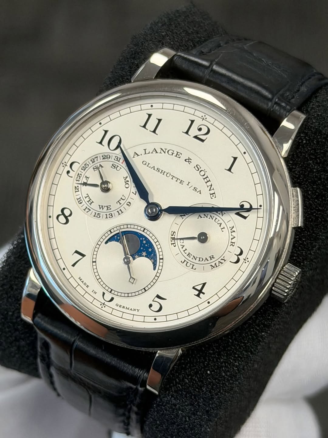 May be an image of wrist watch and text that says '(x) 11 10 A LANGE 12 27 29/ 31 25 SIA SU احمع LO H L GLASHÜMPE GLASHÜTTE &e Z MO ISA SOHNA 1 BL HI י ထ WE 13 ANNUAL UAL MAR R…