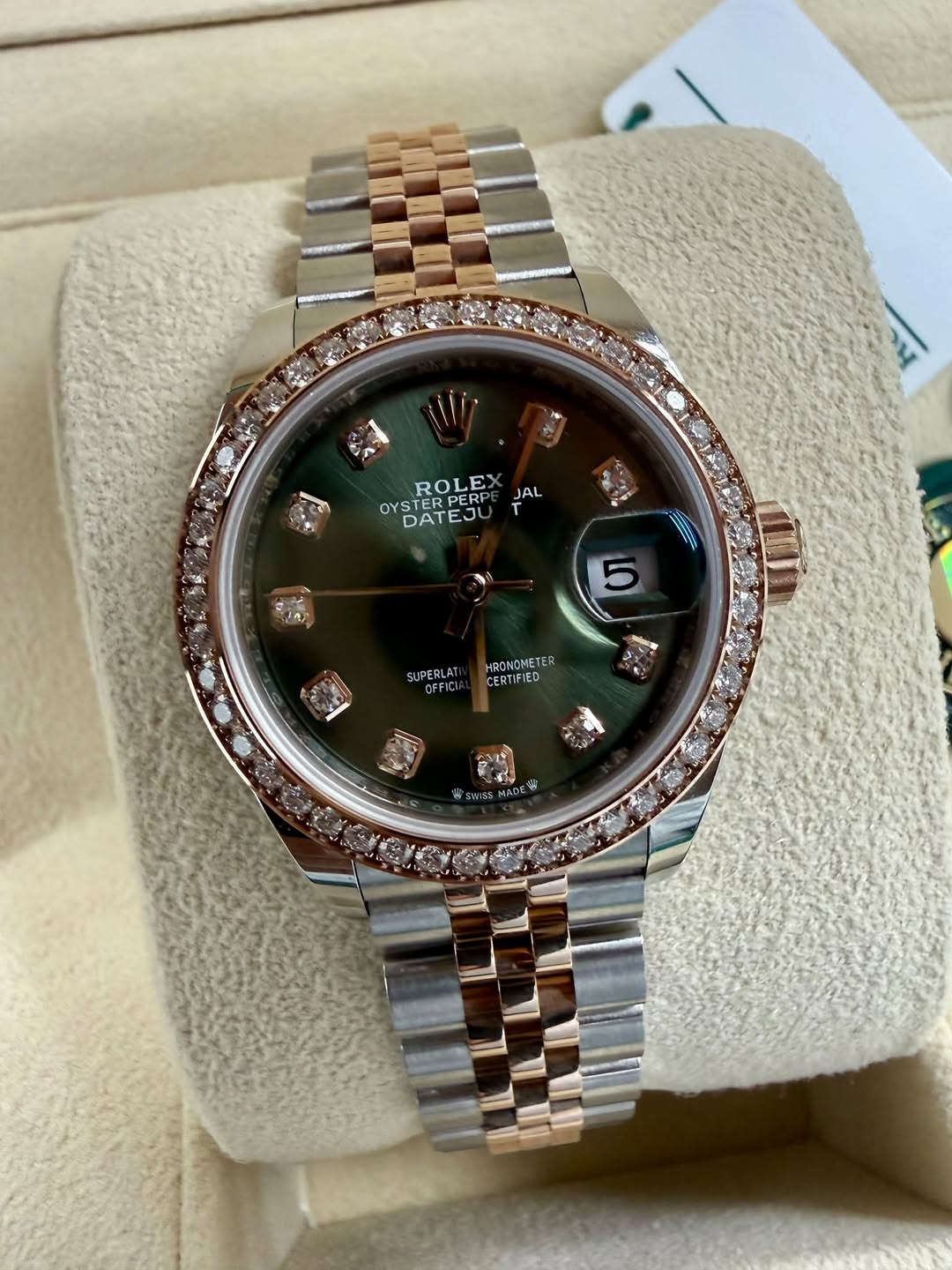 May be an image of wrist watch and text that says 'なり 一 ROLEX OYSTAREJU OY OYSTER TER ERPERP PERF DATEJ JAL e SUPERLAT OFFIC ေ HRONOMETER CERTIFIED SWS&MADE'