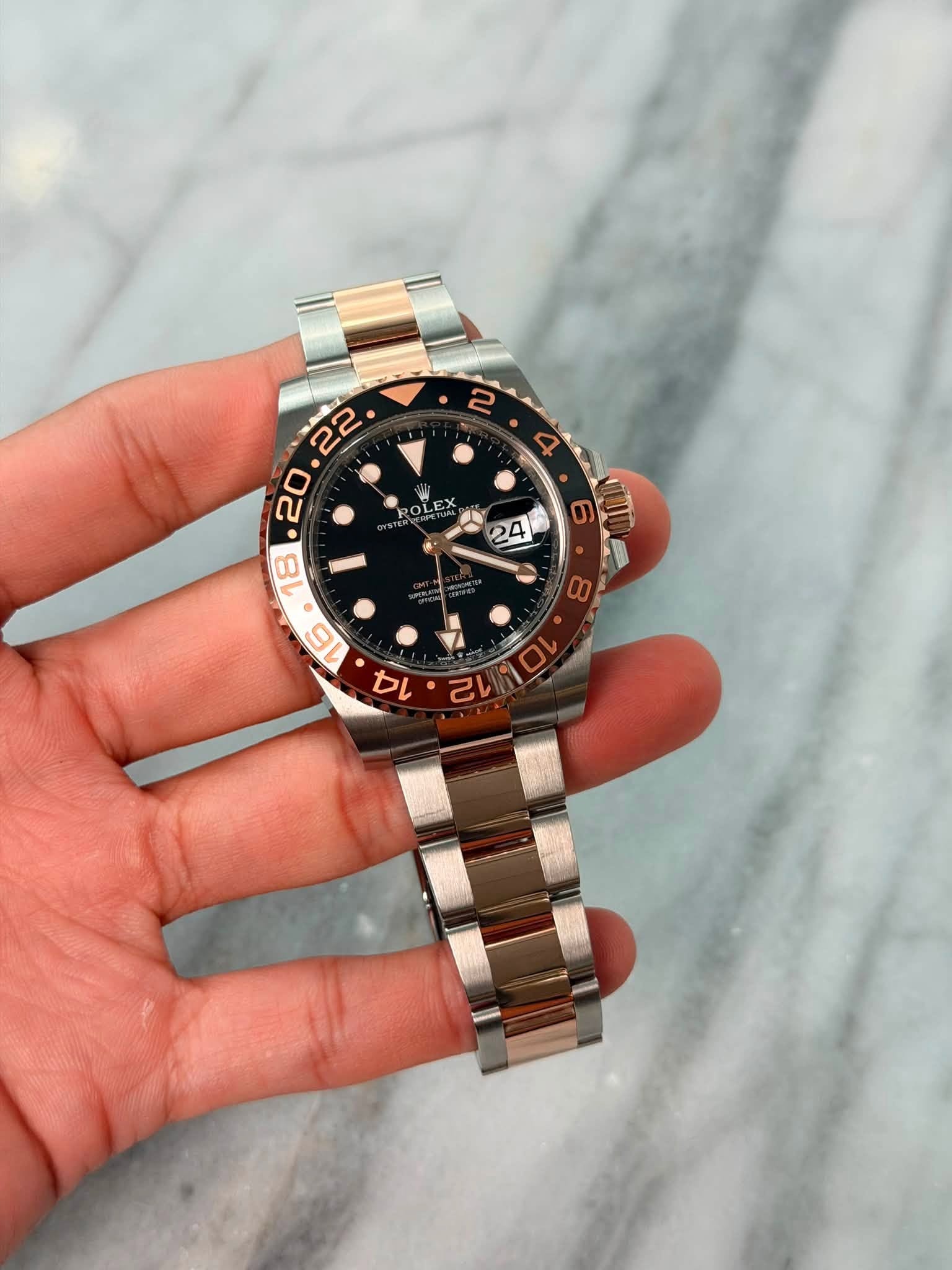 May be an image of wrist watch and text that says '2 ROLE 24 A 으로 MA 14 마·태 nu 2010 V 0 000'