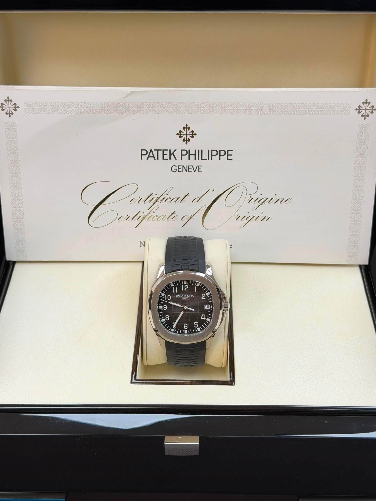 May be an image of wrist watch and text that says '恭 PATEK PHILIPPE GENEVE Crrlfuny Derlificate Prin rigin 2 ሞስ PHUP 9 超・ 8 6 5'