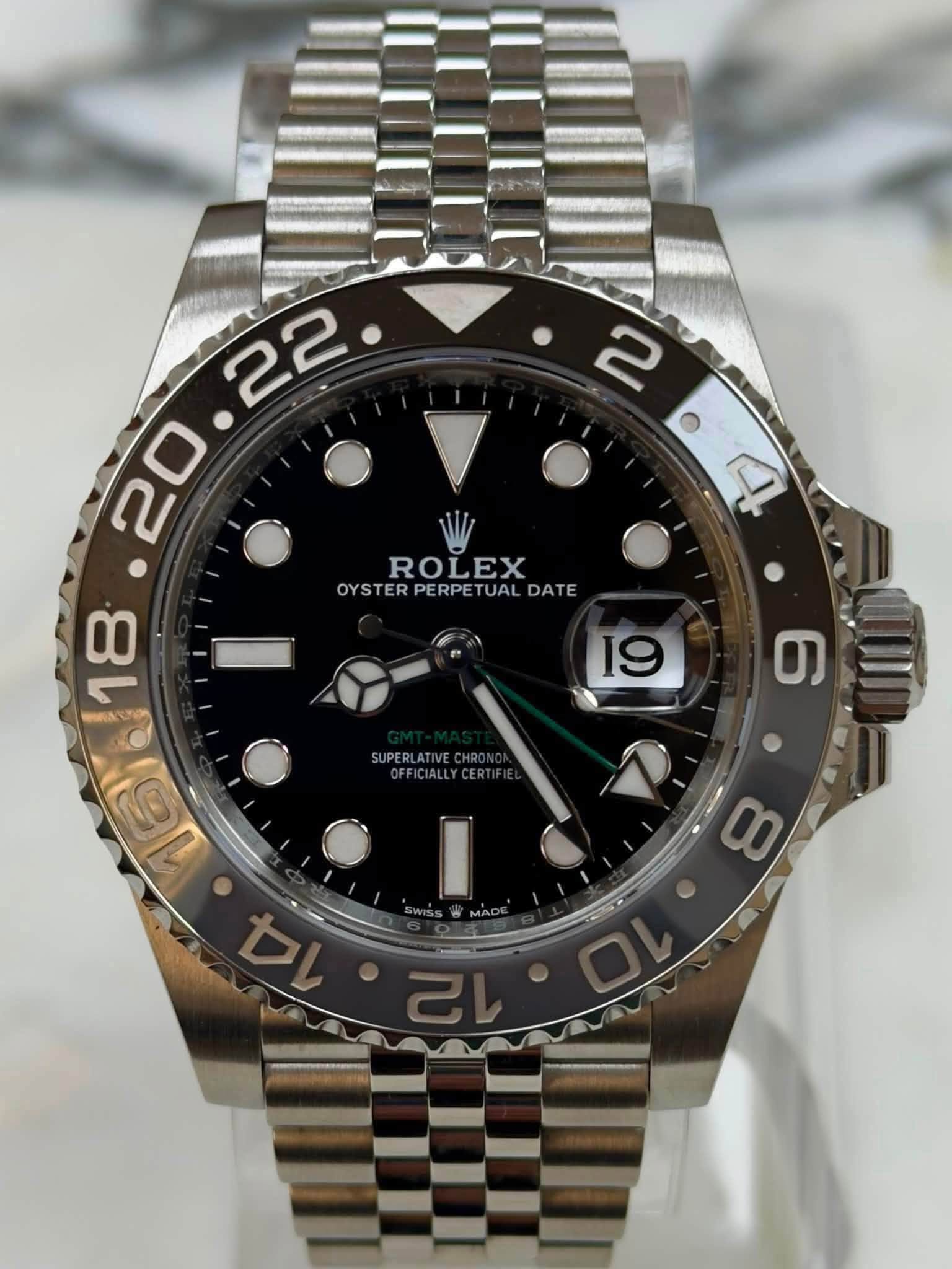 May be an image of wrist watch and text that says ' . ROLEX OYSTERPERPETUALDATE RPE TUAL DATE OYSTER PERPETUAL YSTERPERPET PERPE 18 19 ග SUPERLATIVECHRONG OFFICIALLYCE…