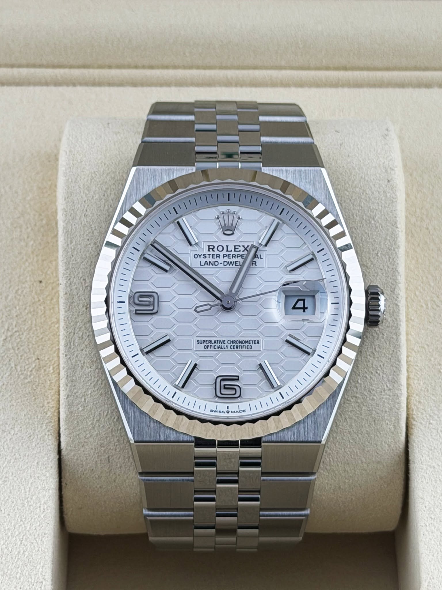 May be an image of wrist watch and text that says 'ROLEX ROLEX EX OYSTER OY PERPE PERPE LAND-DWEI R LAND- DWEU மி 4 SUPERL SPTE SUPE SUPERLATIE CHRONOMET TER - CFFICIALLYCERTIFIED…
