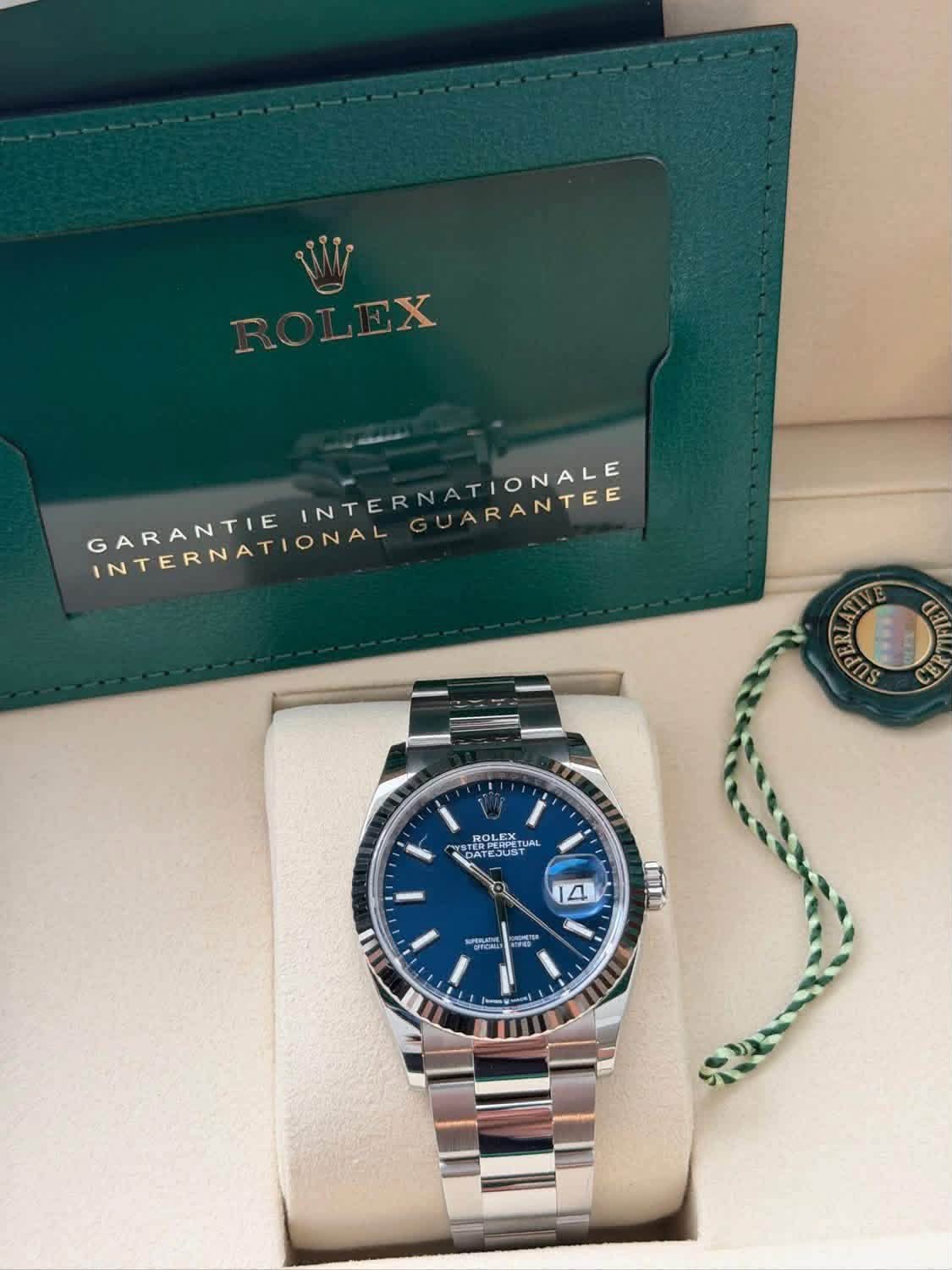 May be an image of wrist watch and text that says 'BOLEX INTERNATIONALE INTERNATIANTEE TIONALE GUARANTEE INTERNATIONAL INTERNATIONALE GUAR GARANTIE INTERN dns ROLE ROL S RE TUAL…