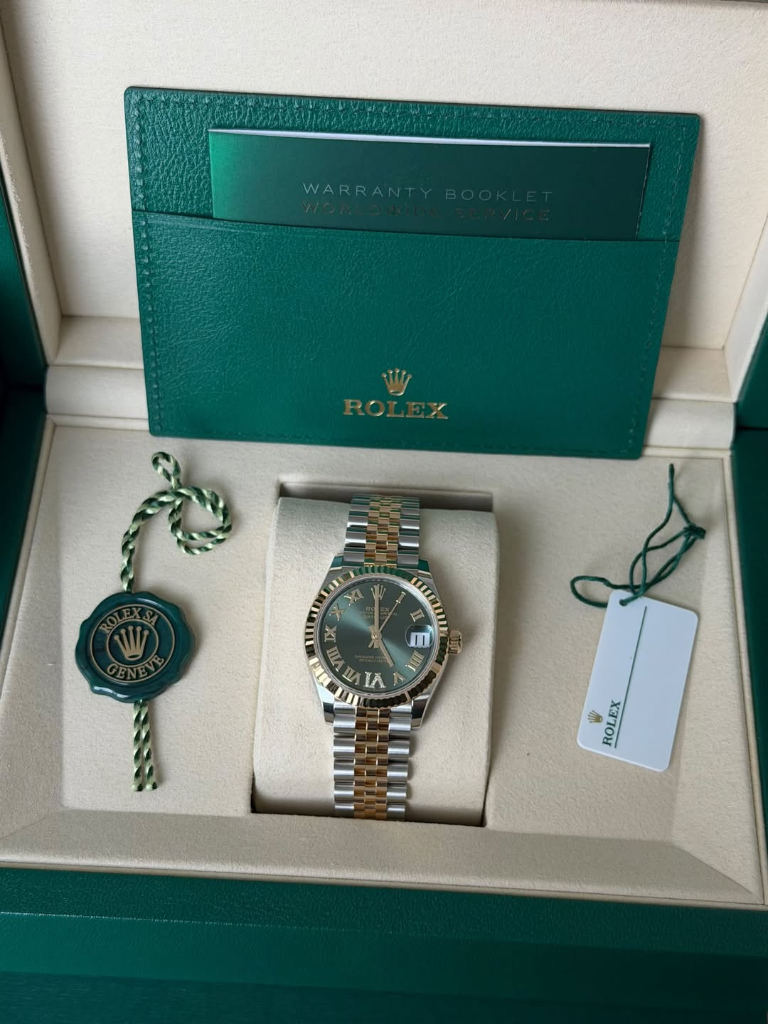 May be an image of wrist watch and text that says 'WARRANT WARF W/ LOE LA IX VII 食 F 0 日 ROLEX'