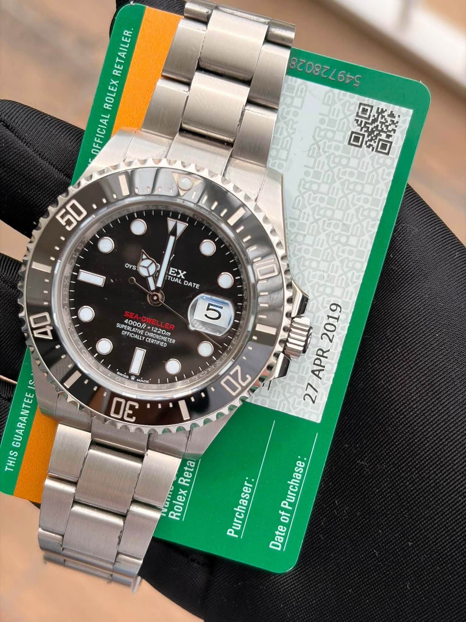 May be an image of wrist watch and text that says 'RETAILER. ROLEX OFFICIAL 舒当茶8品品 بب 50 OYS EX TUAL DATE 10 40 SUPERLAT CEOLATIVE SUPERLATIVE 4000/ 4000ft OFFICIALLY 000f=1220m…