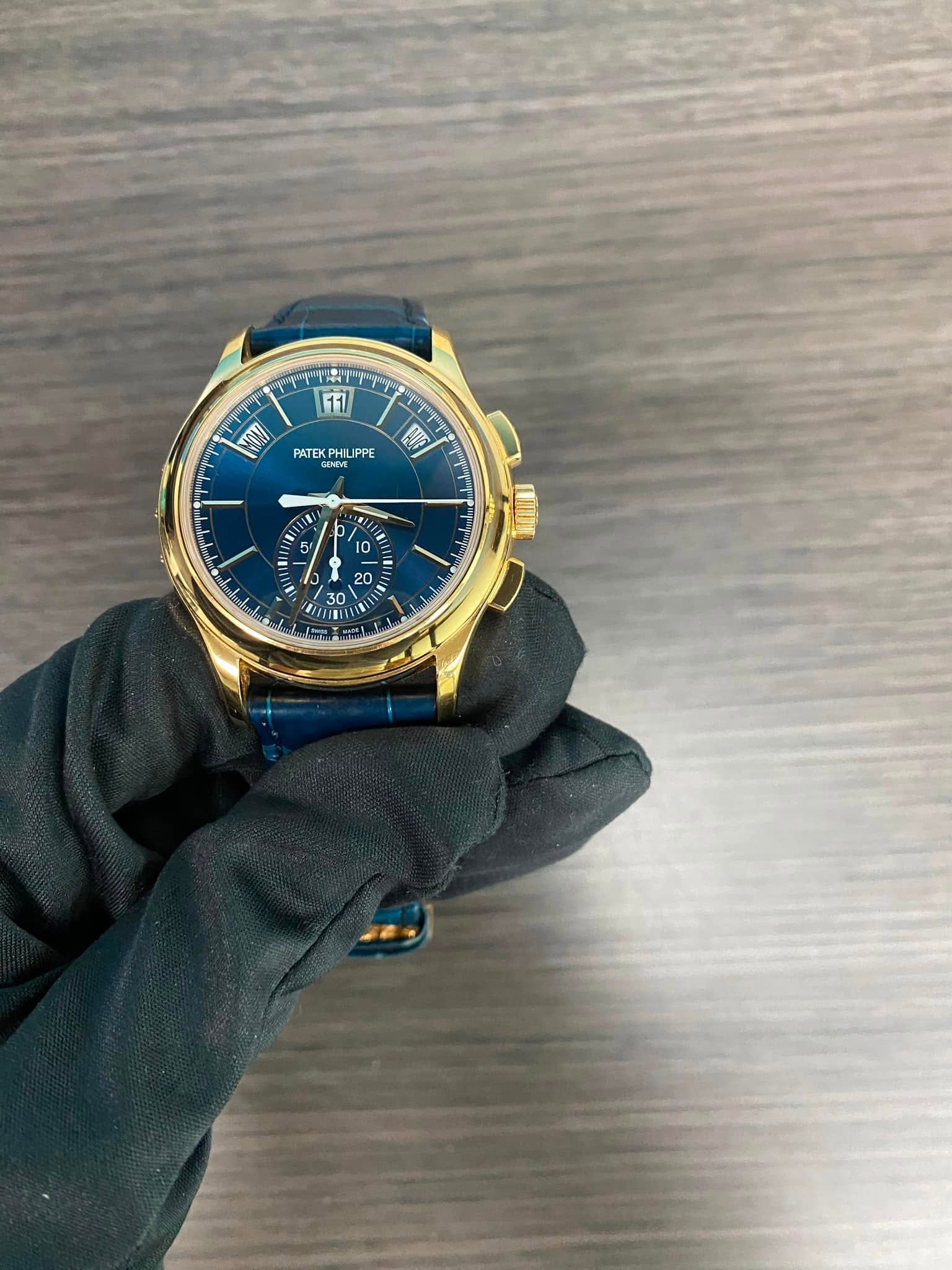 May be an image of wrist watch and text that says 'مم 11 NOW PATEK ATEKPHL PHIL LIPPE SENOVE AIE & 9 I PRIES S0 1I'