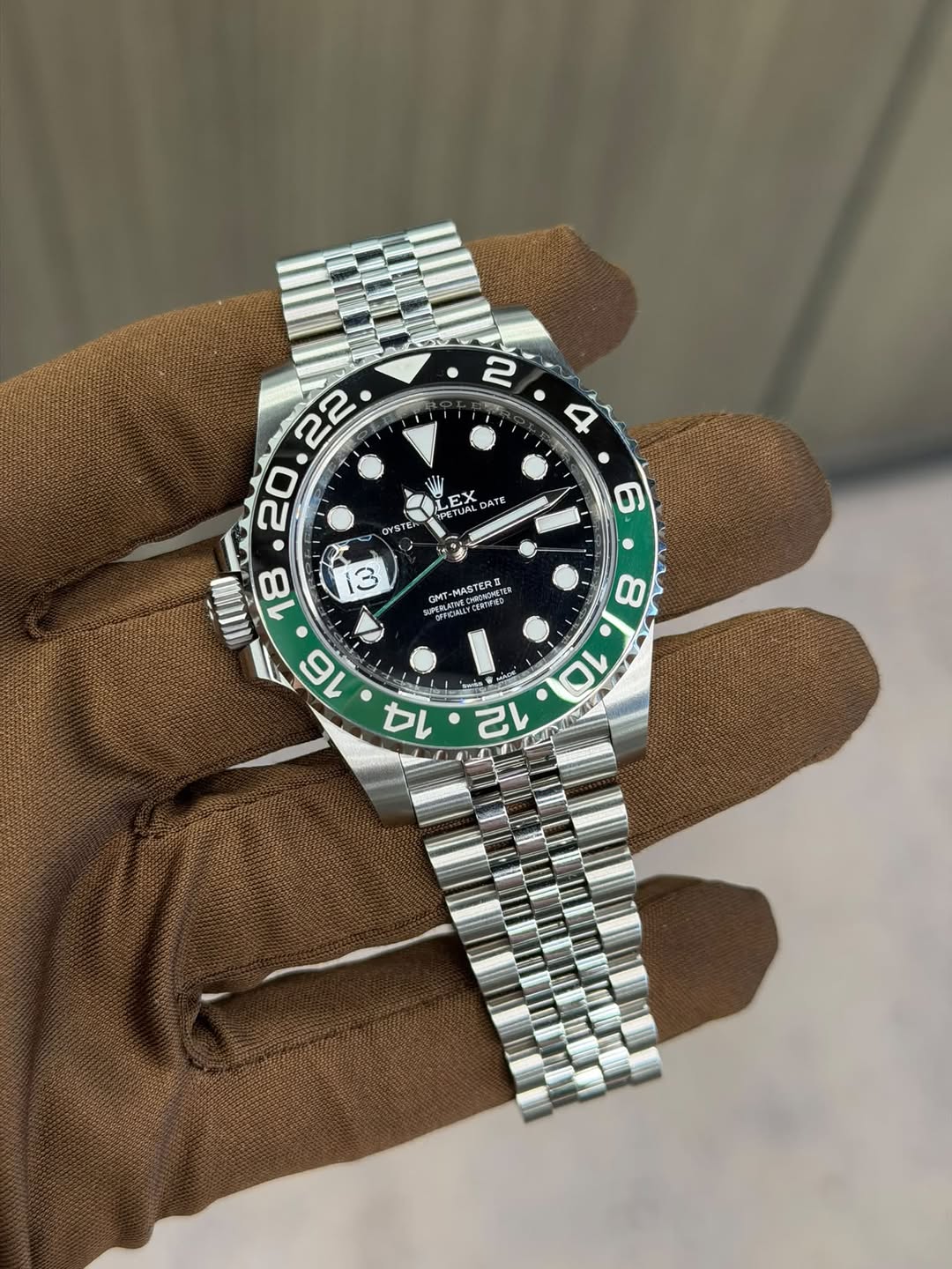 May be an image of wrist watch and text that says 'M 2 4 i EX ስያ ATE OYSTe Ni 6 22 20 ULLI 18 16 3 OMT-MASTERD .ค 8 10 12 NI 14'