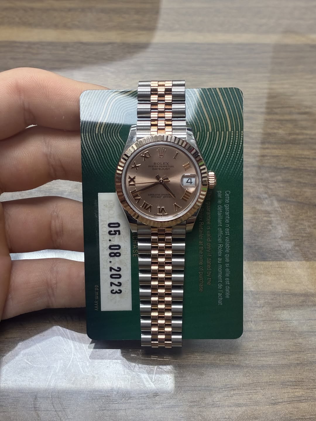 May be an image of wrist watch and text that says 'X mit I CLB! 國製 IA ON '