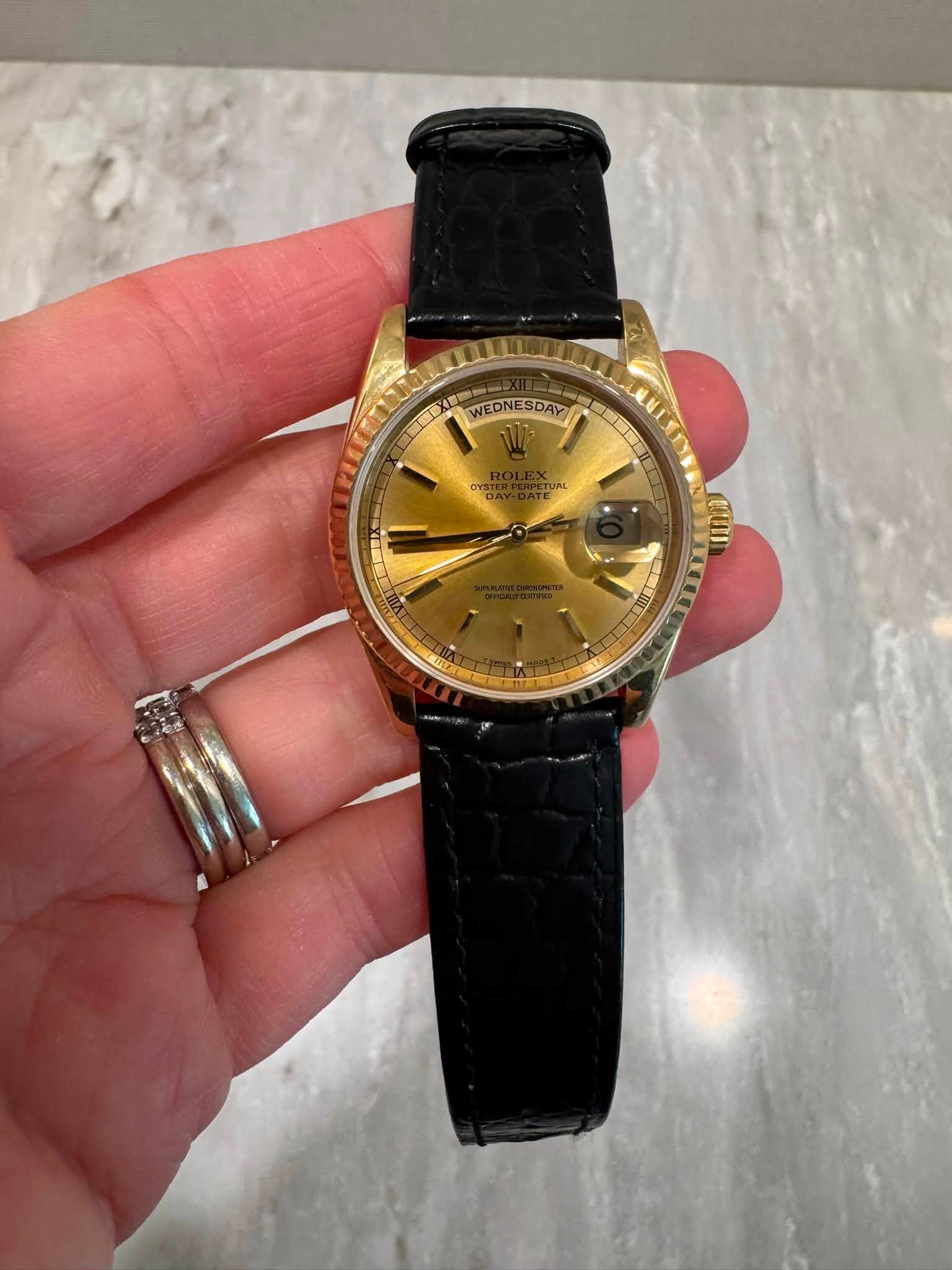 May be an image of wrist watch and text that says 'EX WEDNESDAY SDAY OYSTE STUAL E C0η 富拉 JI E л T'