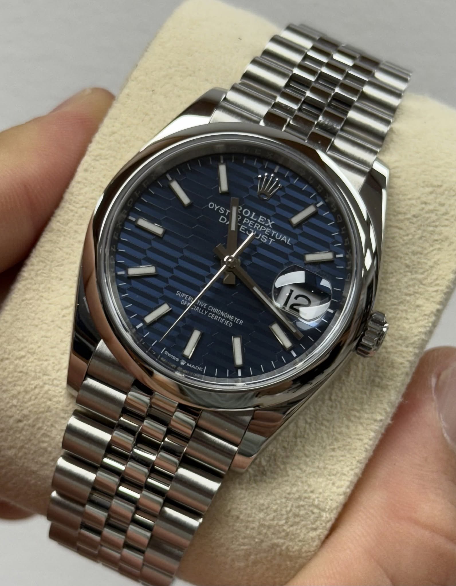 May be an image of wrist watch and text that says 'OYST っ D DI OLEX PERPET ETUAL PERPETUAL 2DERPETUAL S UST CHRONOMETE ERTIFIED 12 SUPER sWISS'