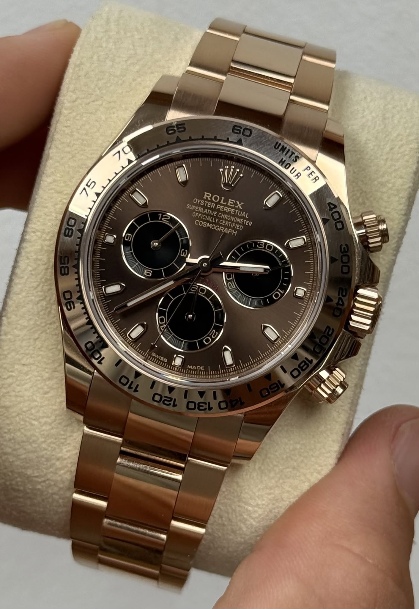 May be an image of wrist watch and text that says '70 75 W OUR UR PER OYSTER OYS ROLEX PERPETUA OYSTERLEX ERPETUAL 0 COSMOGRAPH COSMOCERTIFIEBTER NUROMET 0 UT 10 2 E/ KNualieer'