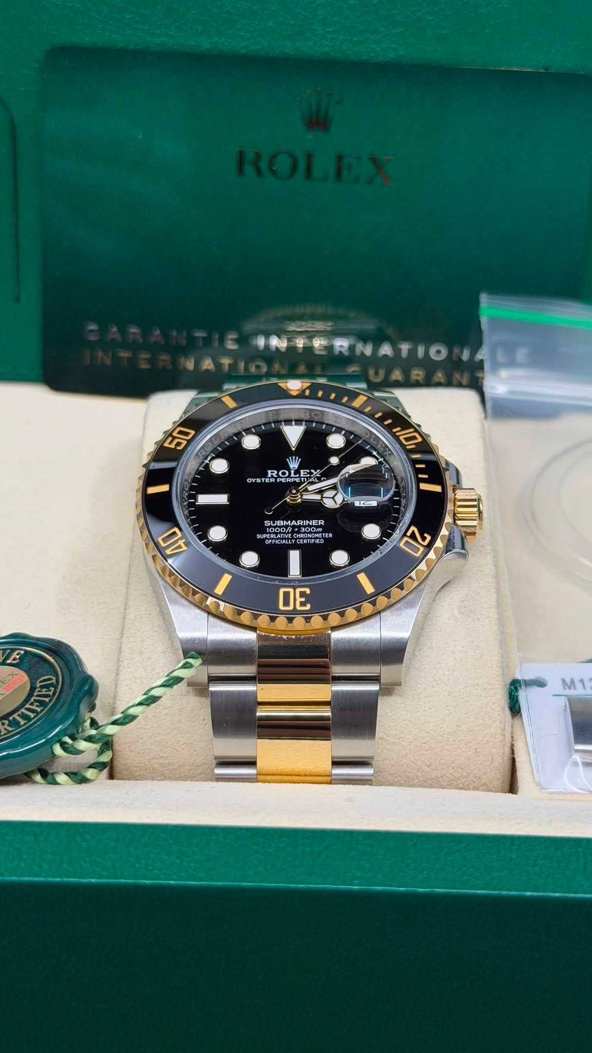 May be an image of wrist watch and text that says 'INTERNATIO 50 I 10 ROLE Dra I BUBMARINER 40 20 3 M1'
