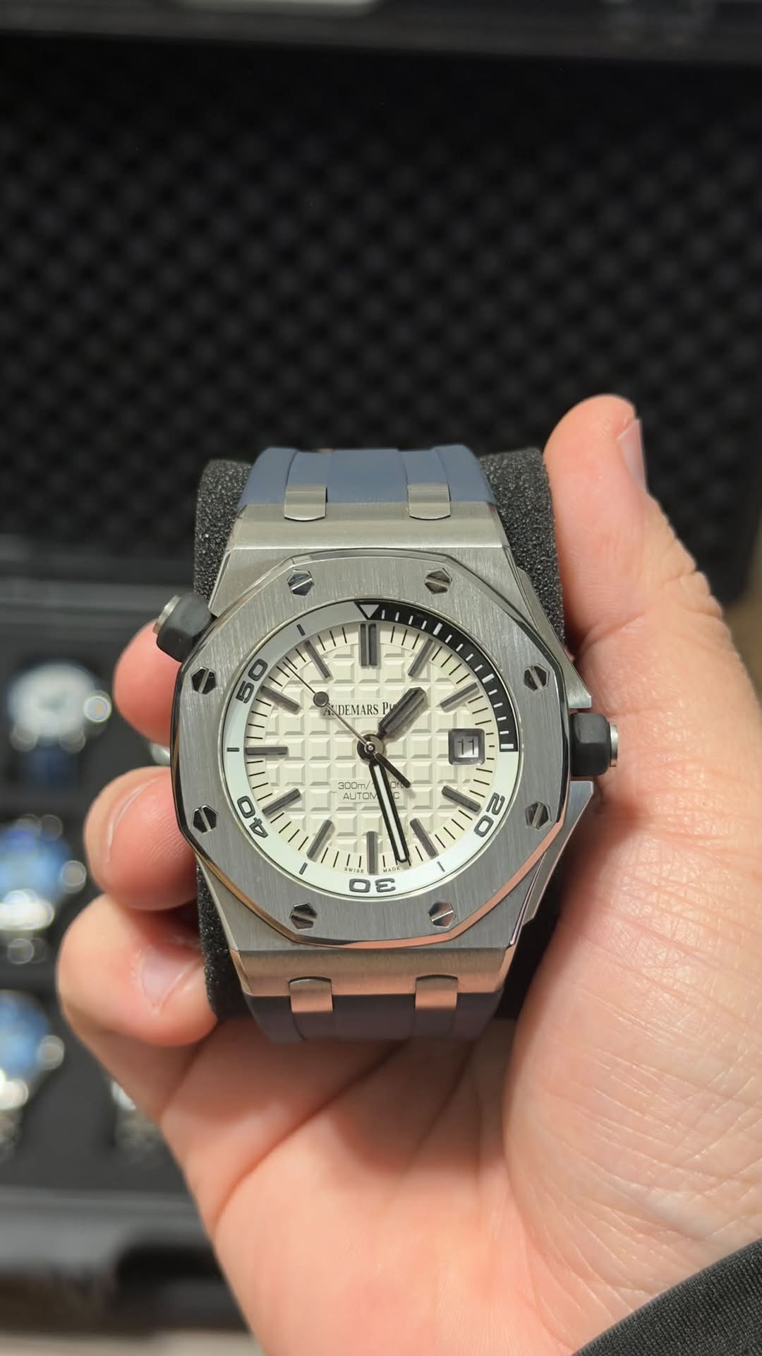 May be an image of wrist watch and text that says '50 SNDEMARS RS P 6EMA 1 500m/ .لS TOM O 4C T9 20 2'