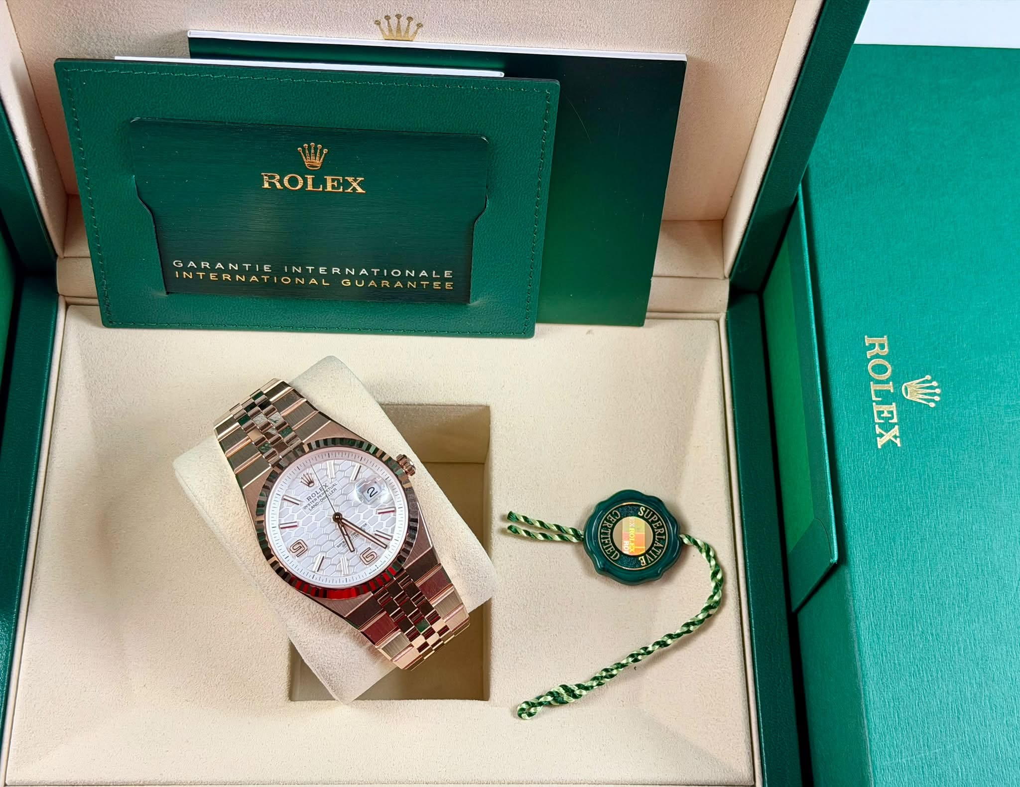 May be an image of wrist watch and text that says 'W ROLEX GARANTIEINTERNATIONALE E INTERNAT NATIONALE GARANTIE INTERNATIONALGUARANTER GUARANTEE We 2 G ROLEX Wy 10 A 0釤掅灀 ITA'