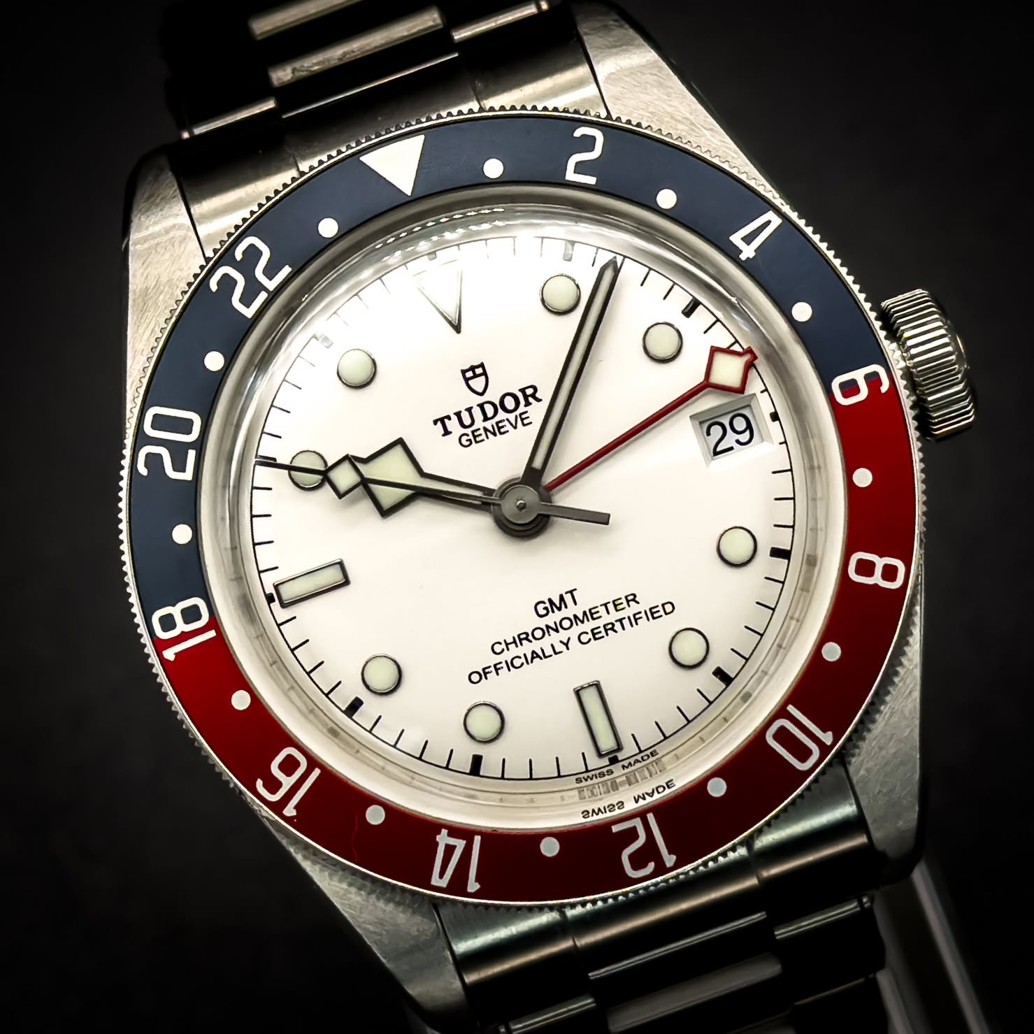 May be an image of wrist watch and text that says 'MAAA 2 22 3 4 O 29 20 TUDOR CENPOR GENEVE 6 18 ထ O 16 O CHRONOMET NOMETER GMT CERTIFIED IED O OFFICIALLY I CHRONOMETER 10 Rいいル修考…