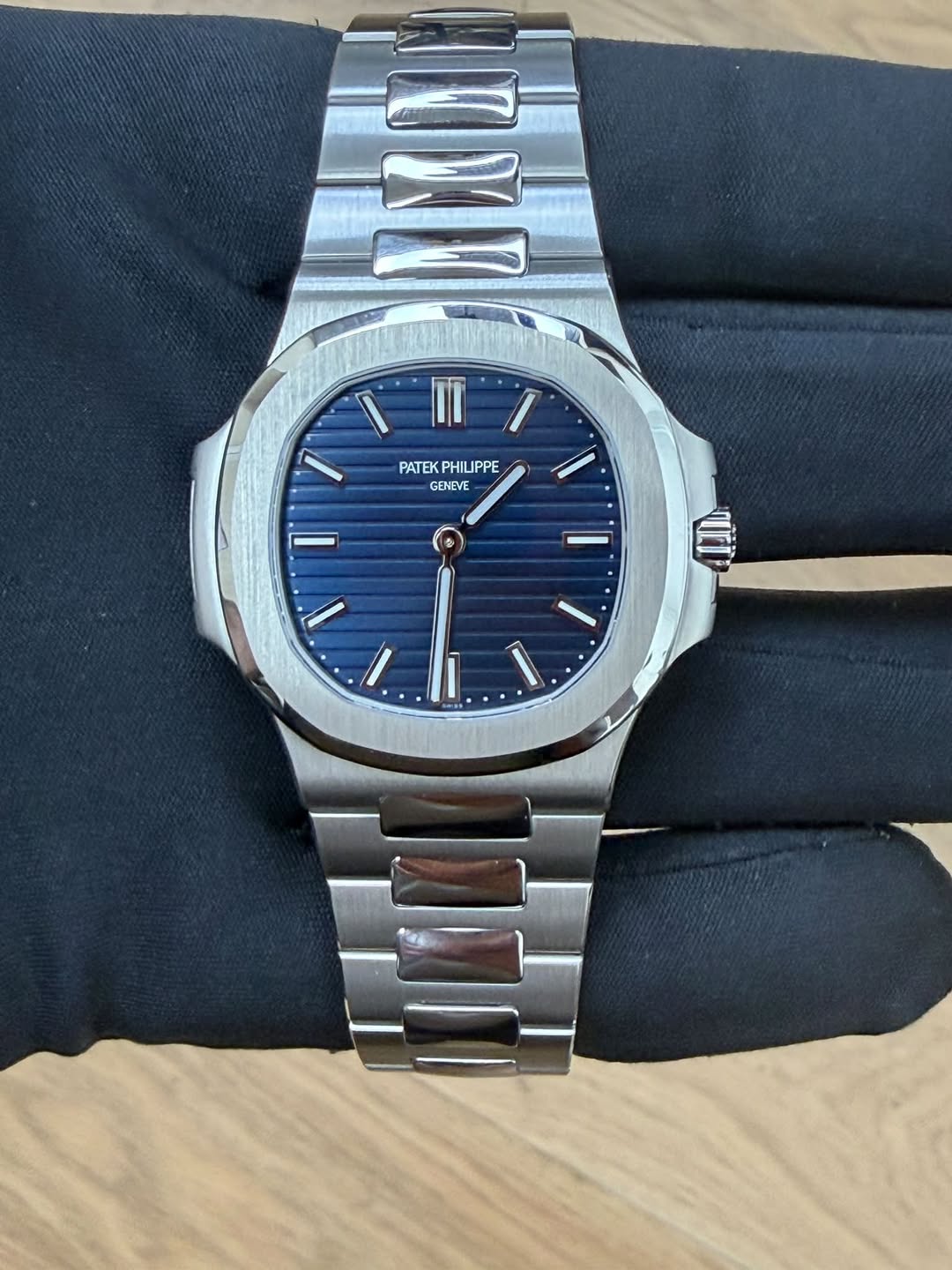 May be an image of wrist watch and text that says '۰ I TI PATEK PATEKPHILIPPE PHILIPPE GENEVE E'