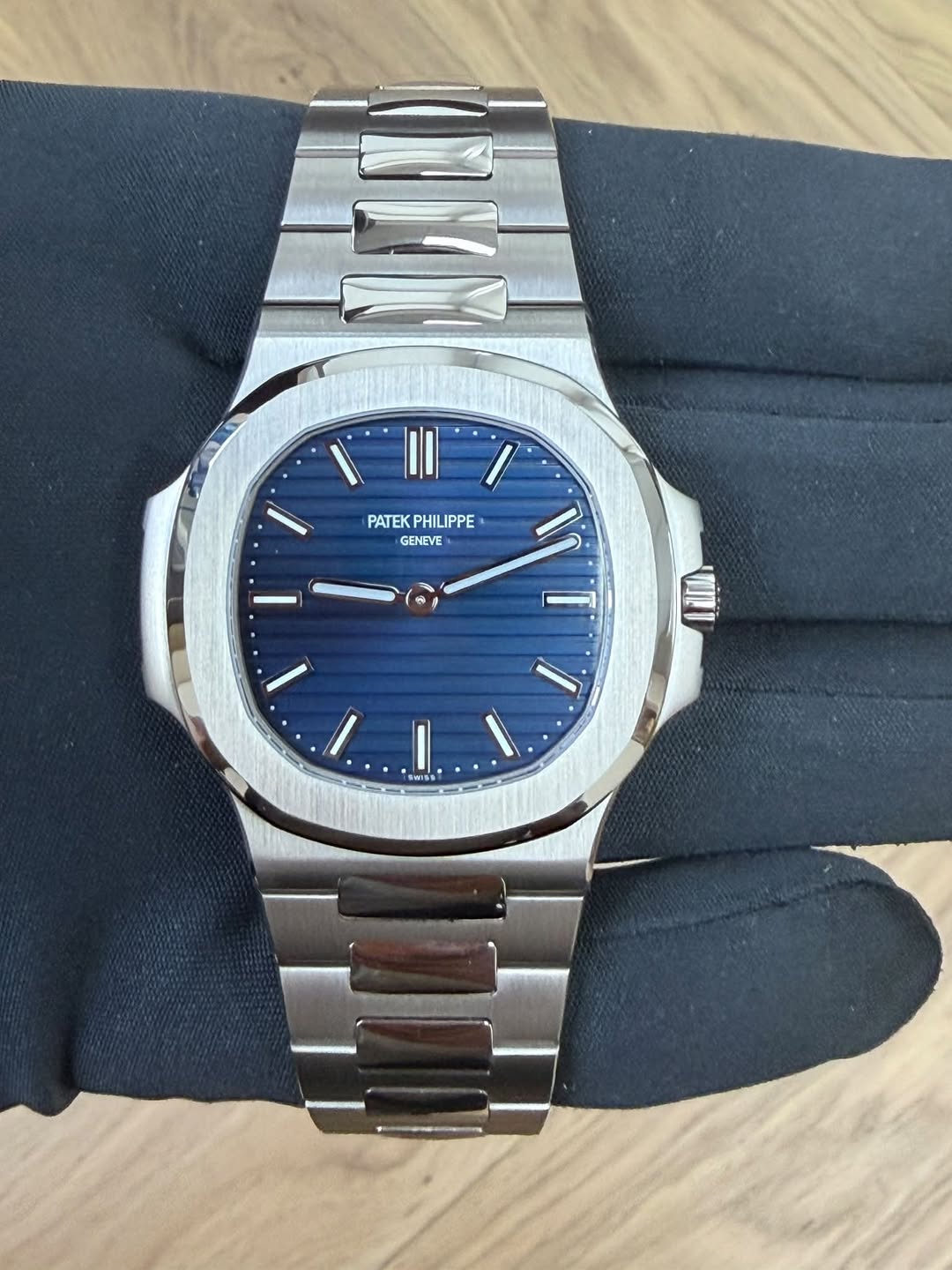 May be an image of wrist watch and text that says 'I PATEK PATEKPHILIPPE PHILIPPE GENEVE I I ULI I I /'