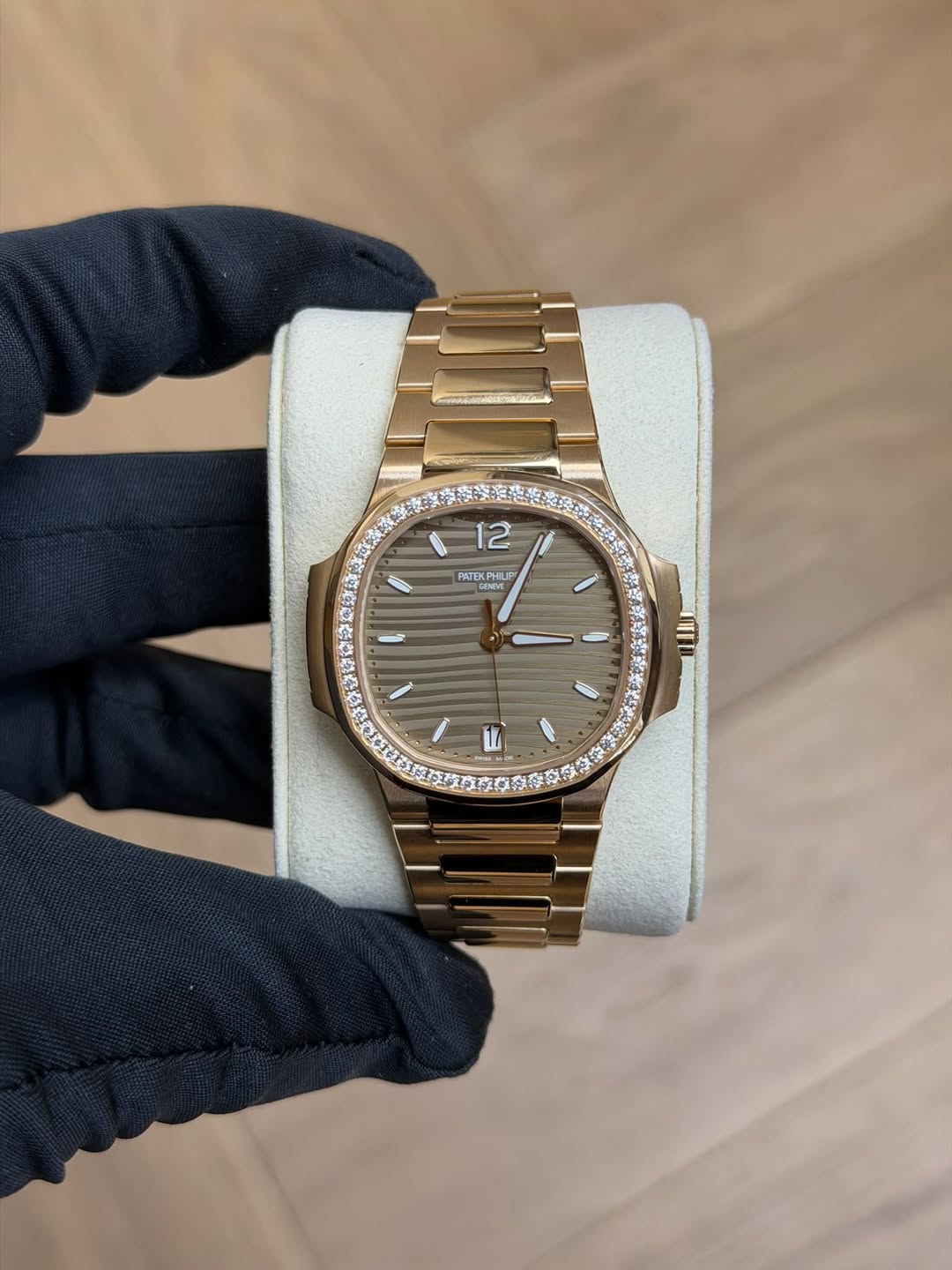May be an image of wrist watch and text that says '12 E PIATEK PWTEKPHILIP PHUIP PILP NONE I'