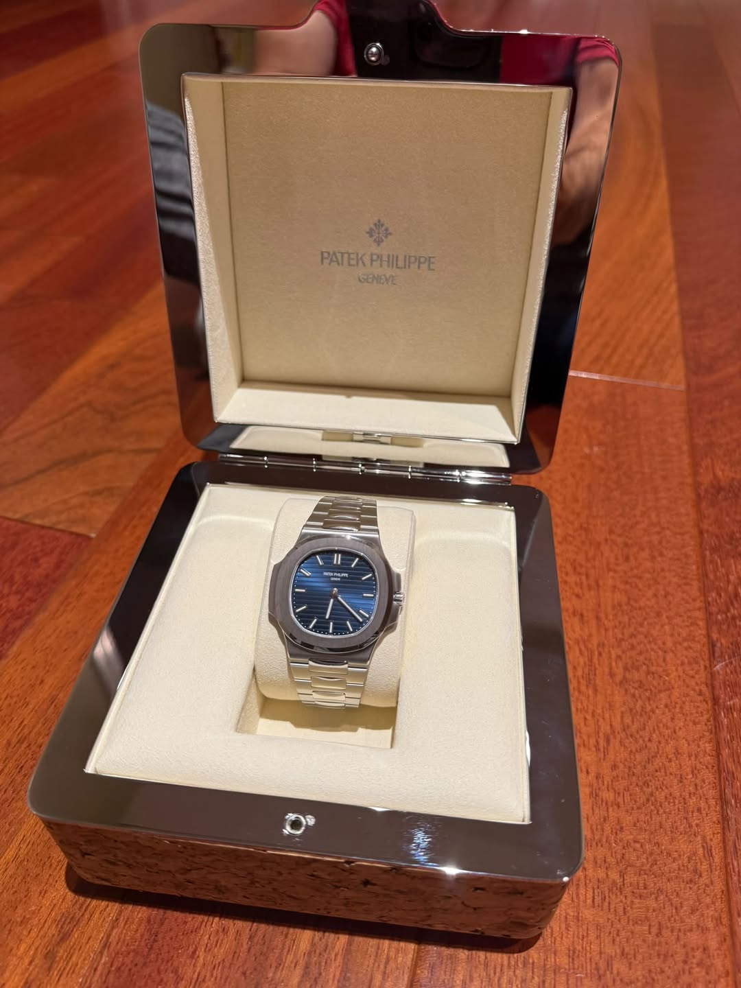 May be an image of wrist watch and text that says 'PATEK PATEKPHILIPPE PHILIPPE GENEVE II Ku F wkaom 1 E'