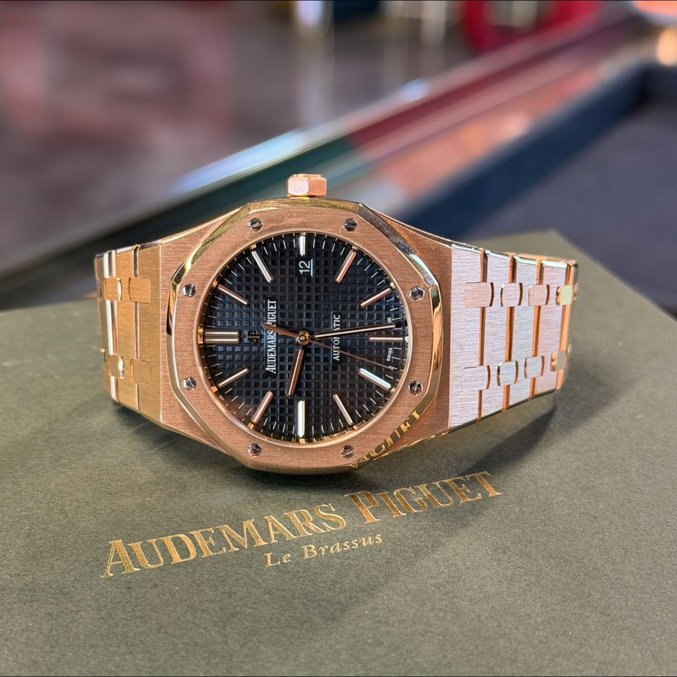 May be an image of wrist watch and text that says 'E 1 1 12 y U G PIGUET TA O AUDEMARS ITIC E AUTOMTIC AUTO ad S 100 AUDEMARS Le Brassus PIGUET'